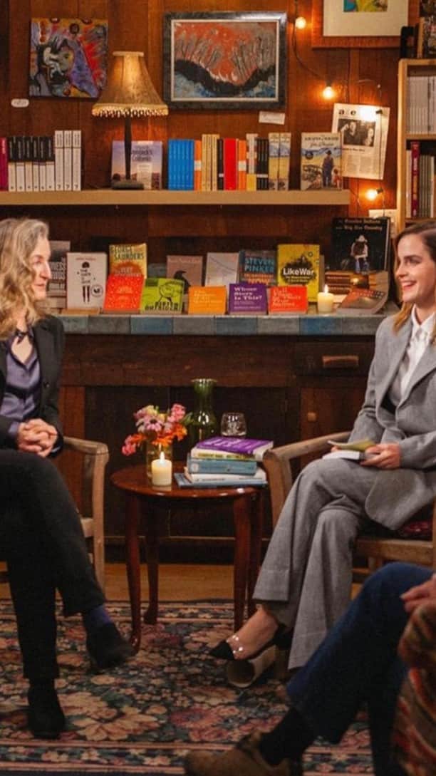 エマ・ワトソンのインスタグラム：「Sitting down with author Rebecca Solnit to discuss her books, feminist themes and intersectionality and inclusiveness. I am grateful to Rebecca for her work as a ‘creative extremist’, ‘nurturer’ and ‘truth seeker’. I feel better able to see, feel and express myself because of her. We all have many different types of mothers - intellectual, creative, political - Rebecca Solnit is one of mine... 🌼Thank you @henrymillerlib for hosting us! Subtitled version available on Youtube ~」