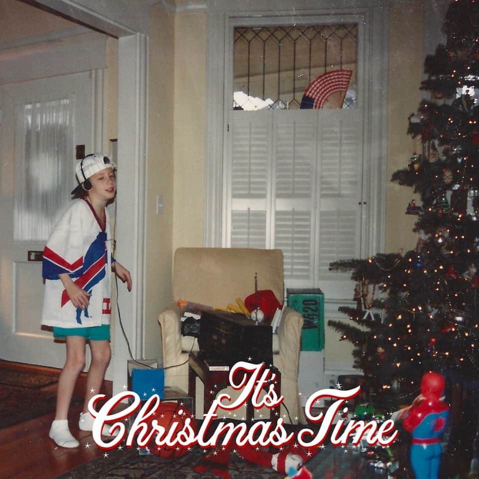 マックルモアーのインスタグラム：「Christmas morning 1991.  I loved the Buffalo Bills and was gifted a Bruce Smith jersey from my Gramma.  Santa came through with my first boom box and in the tape deck was Michael Jackson’s “Dangerous”. I got the headphones where the foam ear piece would last for 2 days tops.  I had toothpicks for legs, but was hella good at sliding on wood floors in my socks.」