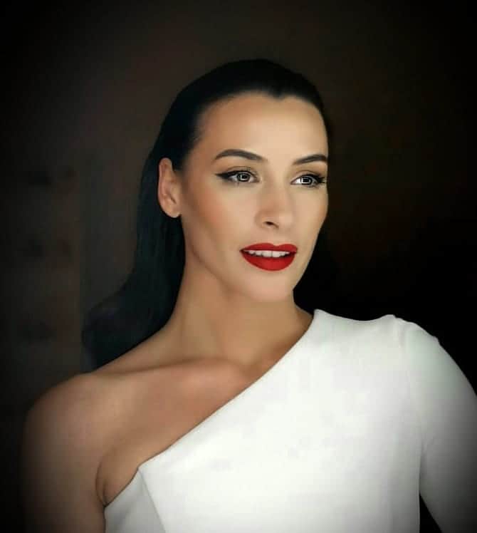 カタリナ・ポノルのインスタグラム：「Life is just a mirror and what you see out there ,you must see inside of you !」