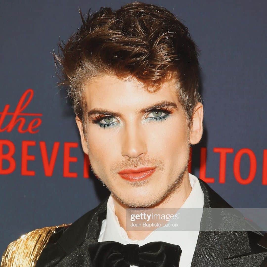 ジョーイ・グレーセッファのインスタグラム：「WE WON A STREAMY! 🎉 Well, two..but who’s counting ..hehe. Thank you to everyone who has supported me, this show, the cast & our entire @escapethenight team, I love you and I’m so excited for what’s next 😈 And a massive thank you to @viktorluna for creating this beautiful custom lewk for me, go show him some love! 🖤」