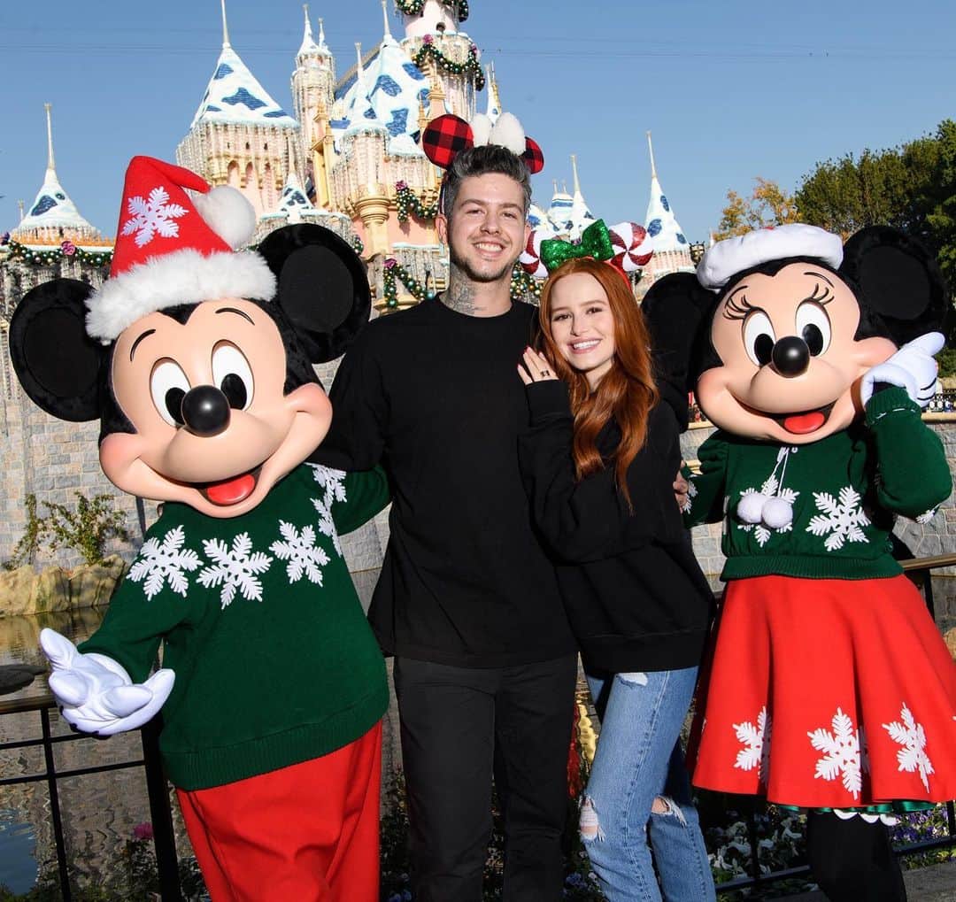 T・ミルズのインスタグラム：「I don’t always wear ears at @disneyland, but when I do it’s because @madelame made me #disneyland」