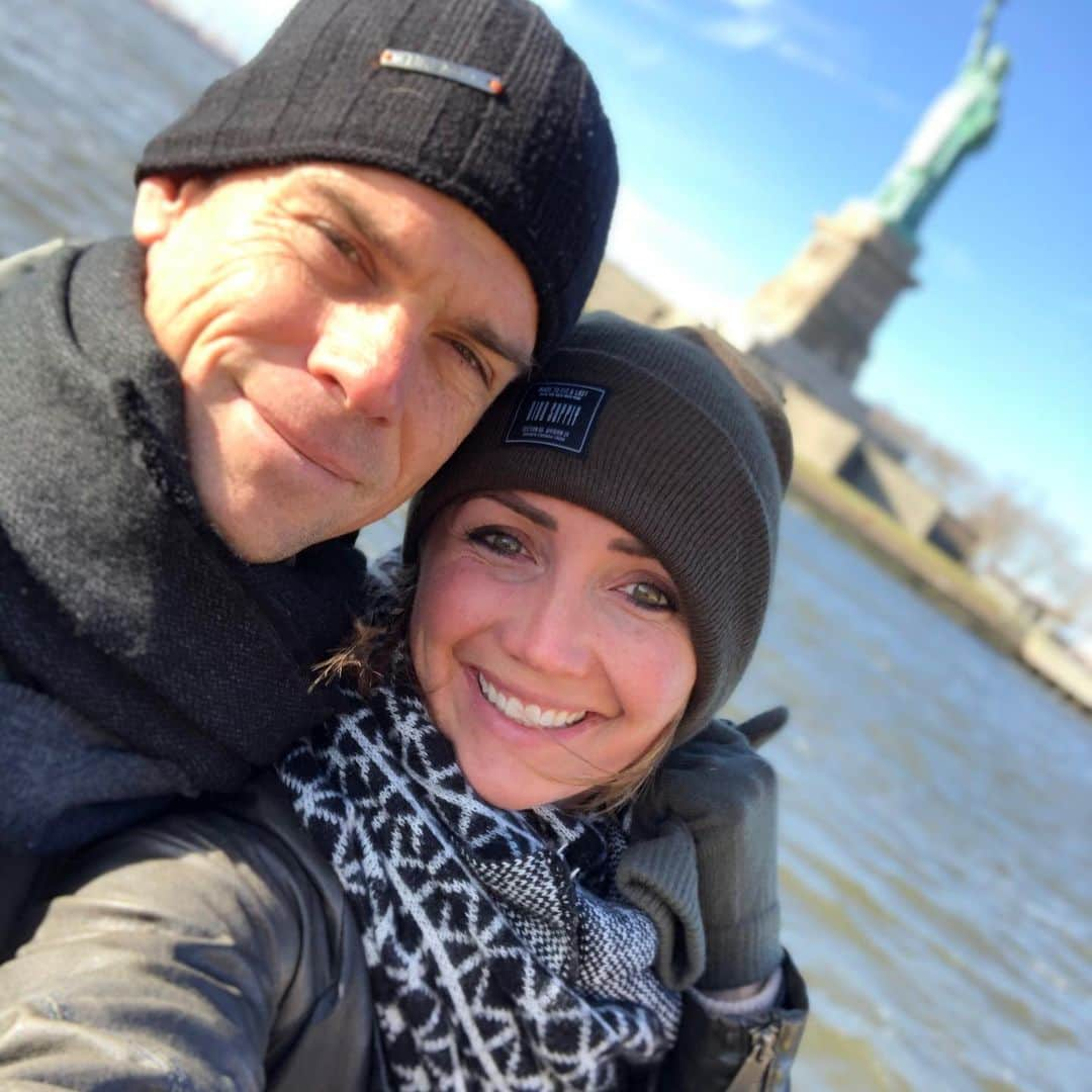 クリスティン・ヒルデブランドさんのインスタグラム写真 - (クリスティン・ヒルデブランドInstagram)「NYC part II. The Rockefeller Christmas tree!!, Bryant Park Christmas Market (complete with mulled 🍷 and Polish pierogi!), a boat tour around the harbor with my boyfriend underneath Brooklyn Bridge and out to Lady Liberty, piggy-back rides with my bff in Central Park, and visiting the breathtaking 9/11 memorial🙏🏻🙏🏻🙏🏻. Nyc, thanks for the epic few days. We fell in love with your energy and we’ll definitely be back 🖤 #nyc #christmas」12月15日 5時05分 - _kristinhildebrand