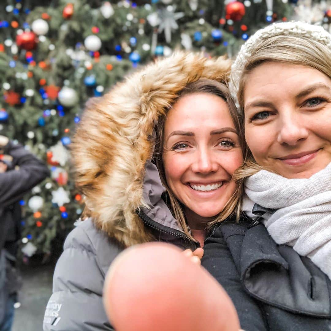 クリスティン・ヒルデブランドのインスタグラム：「NYC part II. The Rockefeller Christmas tree!!, Bryant Park Christmas Market (complete with mulled 🍷 and Polish pierogi!), a boat tour around the harbor with my boyfriend underneath Brooklyn Bridge and out to Lady Liberty, piggy-back rides with my bff in Central Park, and visiting the breathtaking 9/11 memorial🙏🏻🙏🏻🙏🏻. Nyc, thanks for the epic few days. We fell in love with your energy and we’ll definitely be back 🖤 #nyc #christmas」