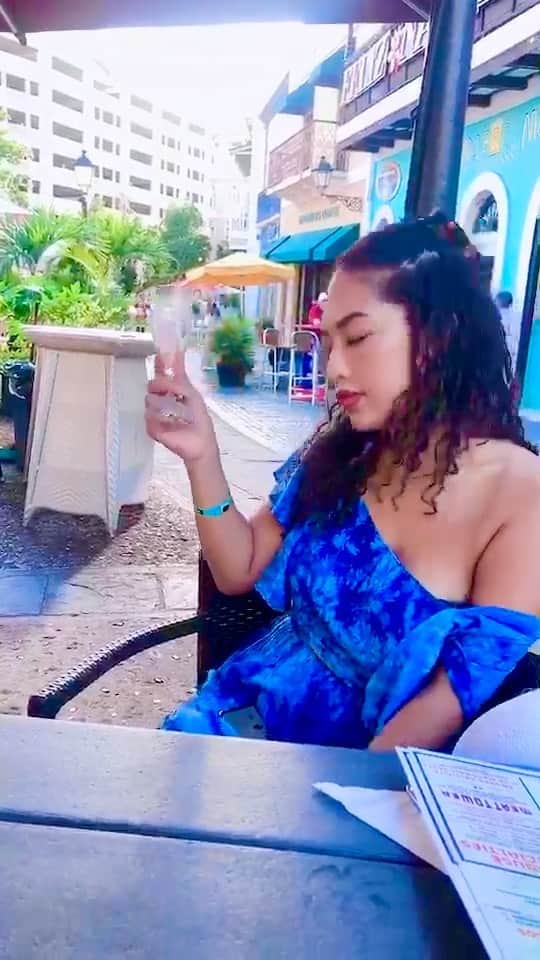 ユリサのインスタグラム：「改めて、旅行はどこに行くかより誰と行くかだなと思った🌈 毎日笑い過ぎてほっぺた痛い🤣 ノーブラ、ノーパン、ノーメイクのスーパーリラックスモードで、普段飲まないお酒を飲んで完全に解放🌟 コレが出来る、心を許せる友たちに感謝🥰🥰 Thank you💋 @aloha_cece @arisa_arisa  #girlstrip #puertorico  #love #girls #homies」