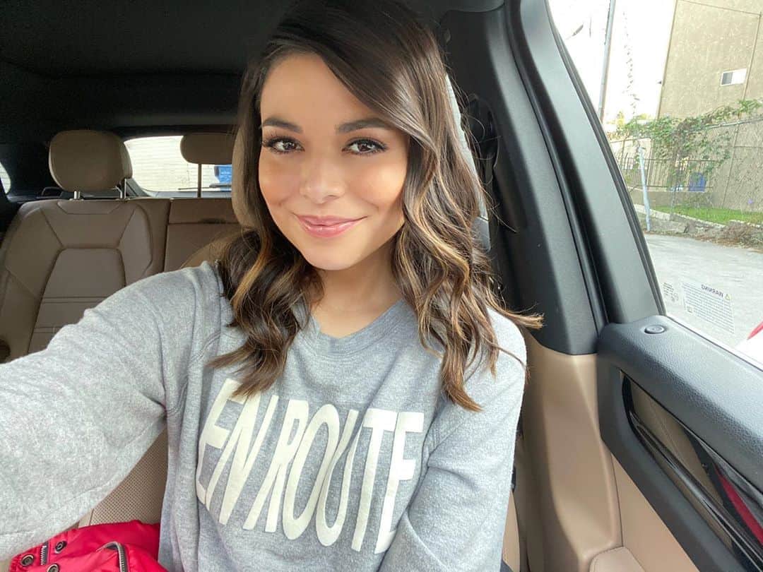 ミランダ・コスグローヴのインスタグラム：「En Route 🚗」