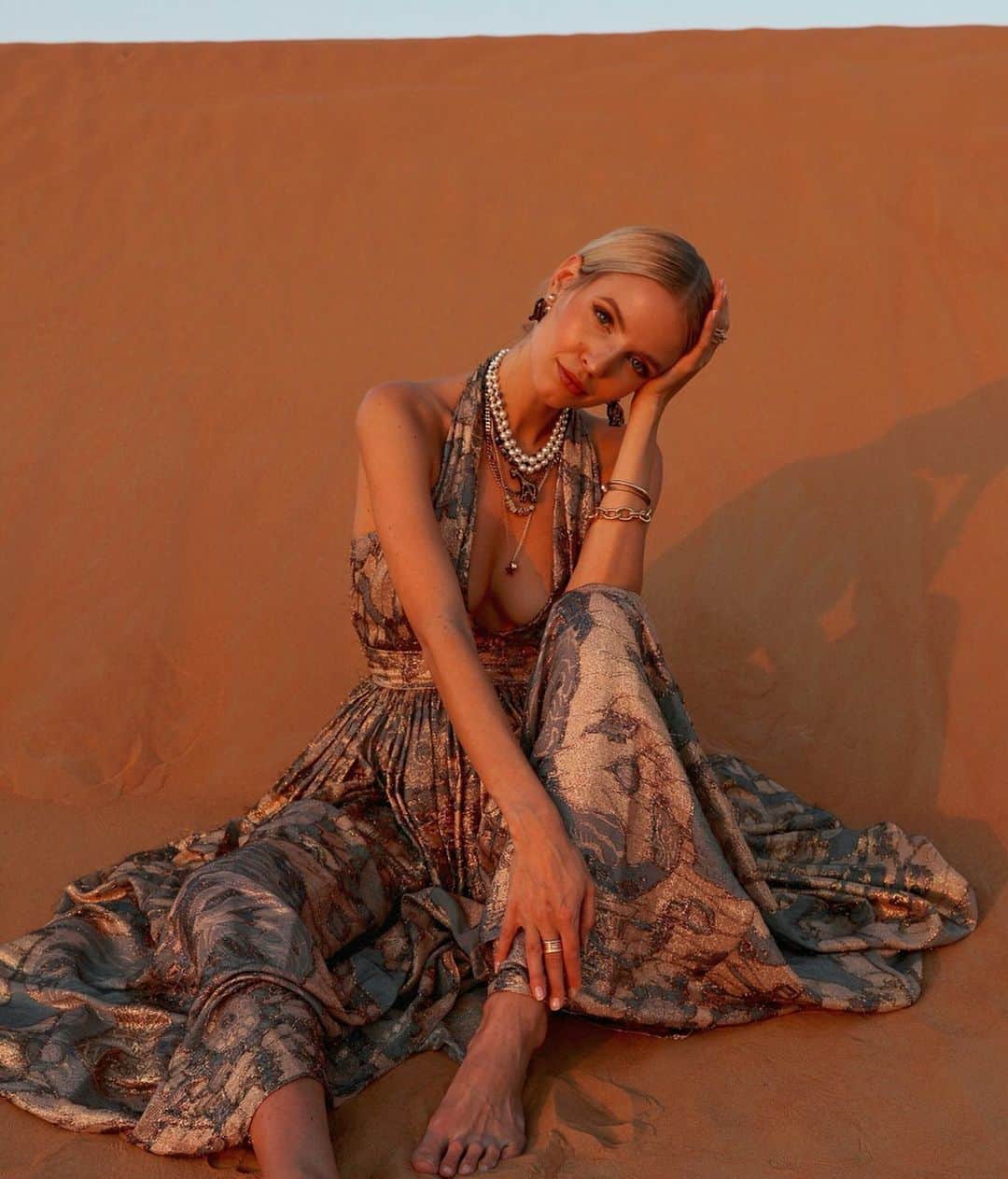 レオニー・ハンネさんのインスタグラム写真 - (レオニー・ハンネInstagram)「Desert Dior. 🏜  Anzeige/Ad @dior #Dior #DiorCruise」12月15日 5時39分 - leoniehanne