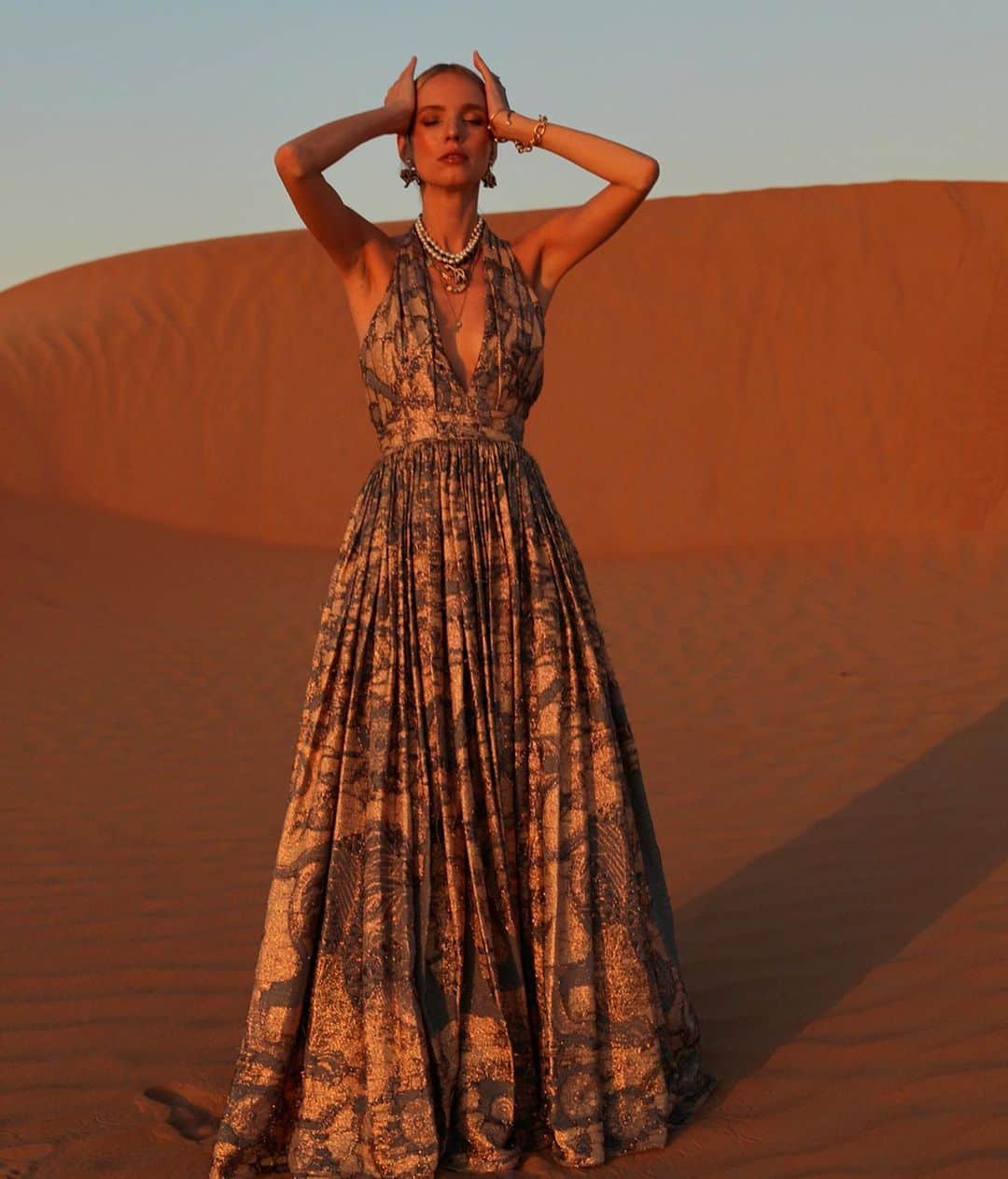 レオニー・ハンネさんのインスタグラム写真 - (レオニー・ハンネInstagram)「Desert Dior. 🏜  Anzeige/Ad @dior #Dior #DiorCruise」12月15日 5時39分 - leoniehanne