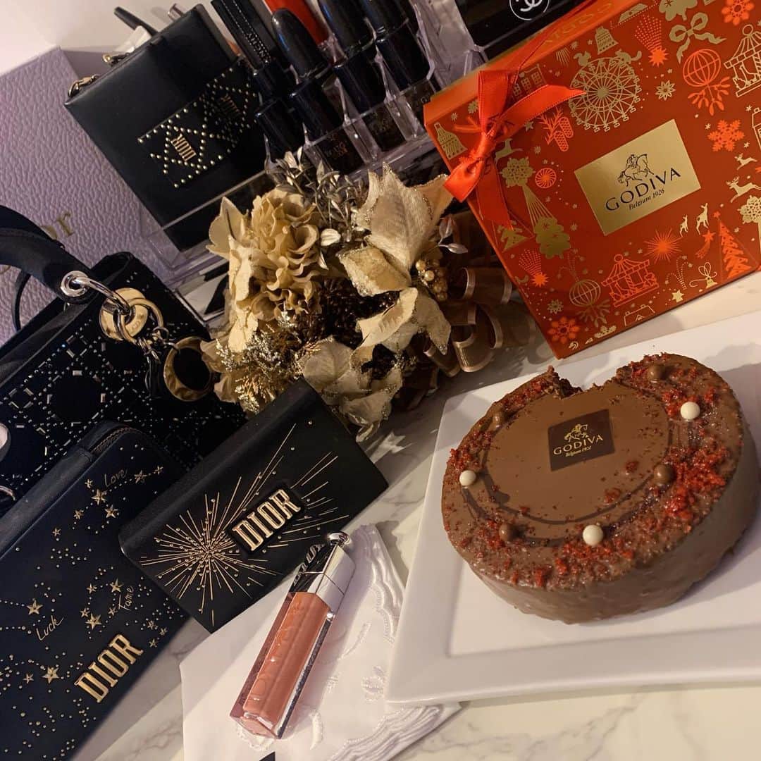 夢咲りおなさんのインスタグラム写真 - (夢咲りおなInstagram)「キラキラしてるの見るとハッピーになる🥰 今年のシリーズのディオールコフレも可愛い💕 チョコレートケーキは1人で食べてます😢♥️ . . .  #ディオール#Dior#クリスマスコフレ#クリスマスケーキ2019 #クリスマス#GODIVA 🎄🎁」12月15日 5時47分 - yumerio0906