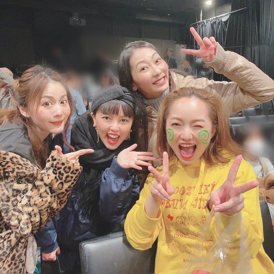 綾野アリスさんのインスタグラム写真 - (綾野アリスInstagram)「＊ ＊ DDD青山クロスシアターへ麻帆の出演してるミュージカルを観劇にゆきました✨ ＊ せっかく青山へゆくので、 念願の #ボリス雑貨店 へゆき、 #commatea で #チーズクリーム  表参道はすっかりクリスマスイルミネーションで街中がキラキラでした💫 ＊ ＊ 観劇後はみんなで #ジビエ 🦌 鹿肉とってもおいしかった～😋😋😋 ＊ ＊ 麻帆の舞台は現代的な題材で、ブロードウェイの手法などを利用した、素敵なミュージカル⭐️ ＊ ミュージカル、とっても憧れます💖 #タップダンス を多用していて、すんごくかっこよかった😍😍 この秋からずっと本番続きでタップのレッスンにゆけなかったから、またゆきたーーい！とゆう熱がばくはつ👠💕 いつかかっこよくタップできるようになりたい💨💨 ＊ ＊ #観劇 #青山カフェ #タピオカ巡り #タピ活 #カフェ巡り #表参道カフェ #表参道グルメ #表参道ディナー #舞台観劇 #舞台女優 #肉女子 #肉好きな人と繋がりたい #bubbletea #cafestagram #jfashion #japanesegirl #japaneseactress #musical #tapdance #meatlover #theateractor」12月15日 6時05分 - alice_soiree