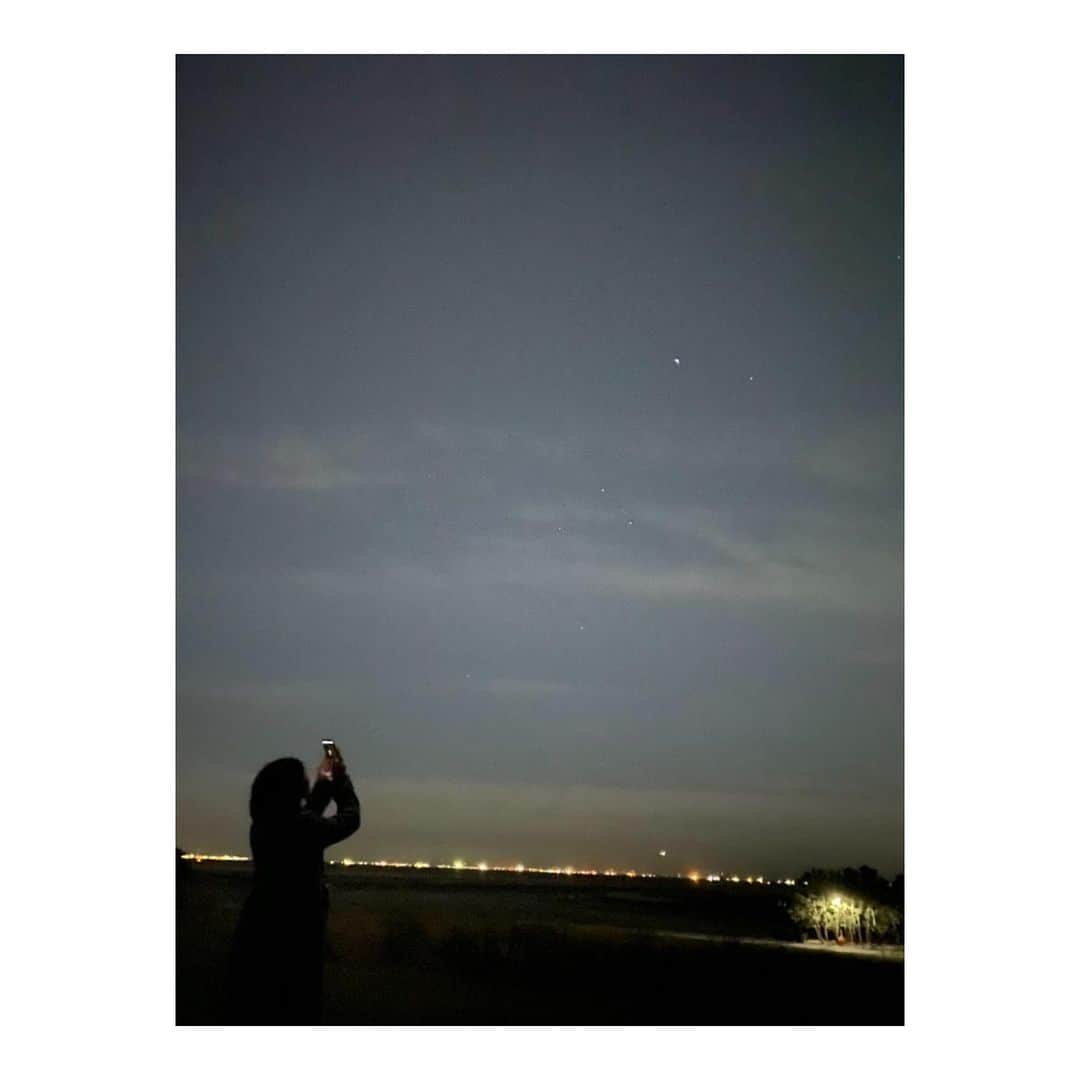 五十嵐裕美さんのインスタグラム写真 - (五十嵐裕美Instagram)「生放送のあと、 まきまき、桜ちゃん、あーりぃと 『双子座流星群』観に行きました。 広い空いっぱいの星と明るい月。 あーりぃがアニメの世界みたいでした！って言ってた。 流れ星見る度に一緒に喜んで。 瞬間感じた気持ちをリアルタイムで共有できる興奮。 すごく青春ぽさを感じました。 とにかく凄かった。  まきまきには、ひろちゃんの彼氏っぷりにときめいた！wって言ってもらえた🤣 今度彼女らしいことしてくれるらしくて、楽しみ🙌  桜ちゃんが誕生日プレゼントにくれたのが、モバイルバッテリーで暖かくなるベストタイプのライトダウンみたいなやつで、早速大活躍！さすが桜ちゃん！  流星群が見れたことも嬉しいけど、一緒に行った3人がとても楽しそうだったことも嬉しい☺️ 2019年の思い出って言われたら 今日のことは欠かせないな♪  それにしても、スマホでも星ってこんなにハッキリ写るのね😳 ずーーっとオリオン座と北斗七星が綺麗に見えてて、それだけでも感動でした✨ #双子座流星群 #ありがとう」12月15日 6時12分 - hiromi_ig