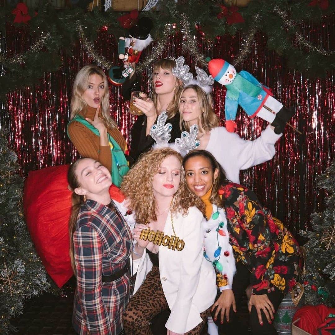 のインスタグラム：「Don’t threaten me with a good time 😏 HAPPY DIRTY THIR-TAY 🎉🎁」