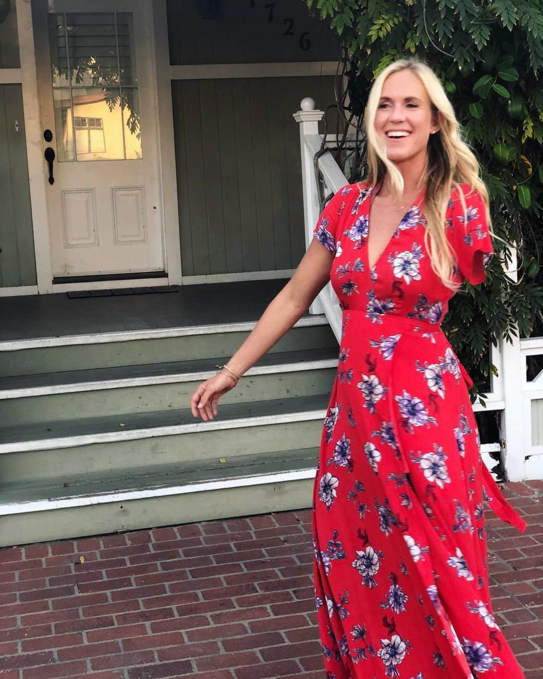 Bethany Hamiltonのインスタグラム：「Life’s better with smiles and dancing! 💖😊💃🏼」