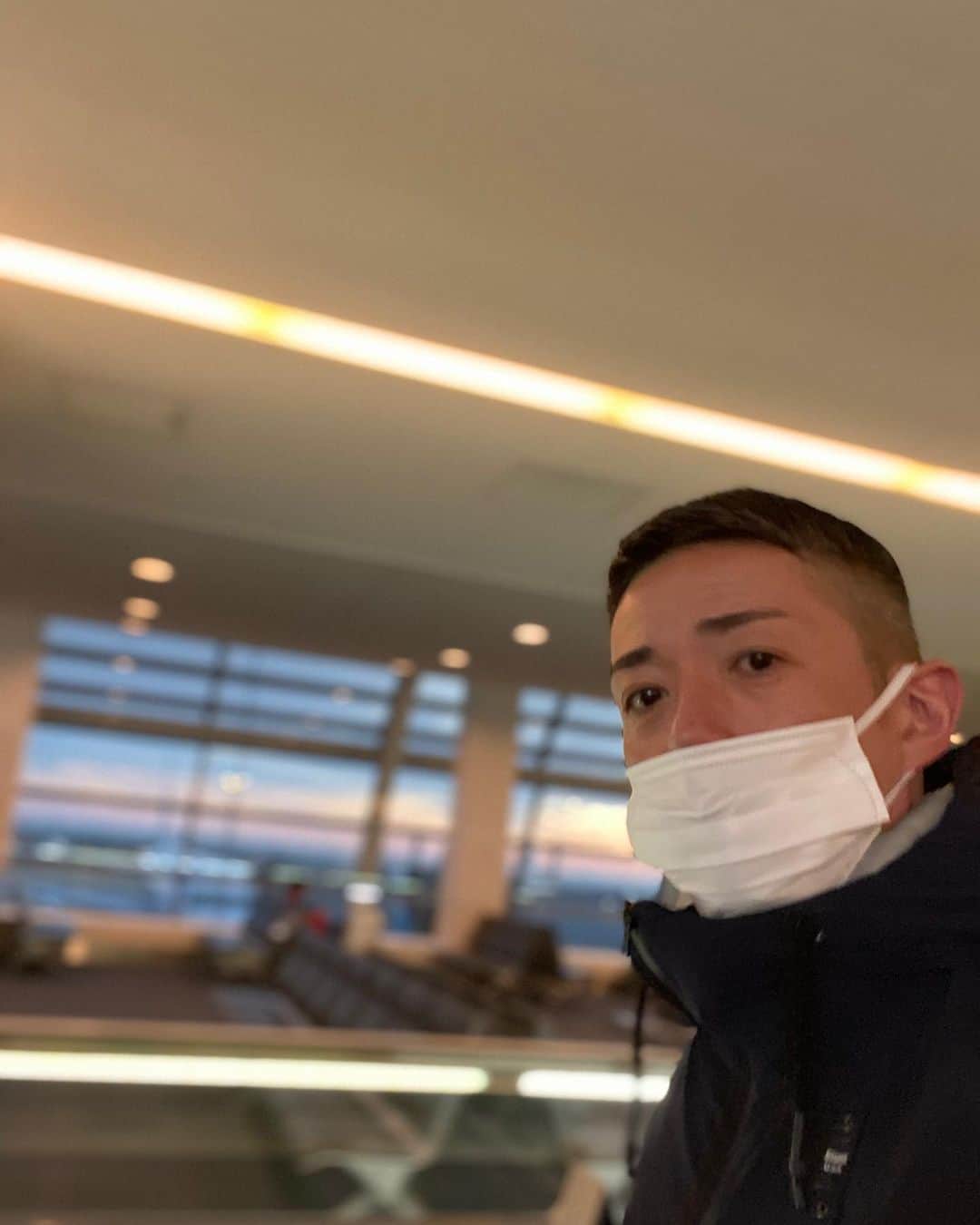 ピカ子さんのインスタグラム写真 - (ピカ子Instagram)「GM😊昨夜香港から帰国→これより札幌へ✈️ 悪天候により引き返す可能性ありの条件付きフライト。無事着けるのか！？」12月15日 6時42分 - pikaco_makeup