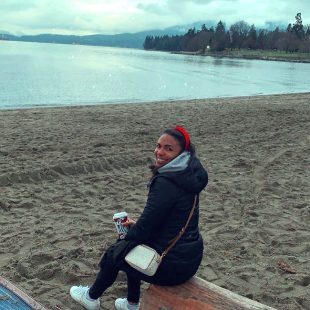 エリカ・ミランダのインスタグラム：「Eu: “Não consigo entender quem vai na praia no frio, acho muito estranho”. Hoje eu na praia, num dia congelante 😂🤪 E sigo mordendo a língua 😝🙄」