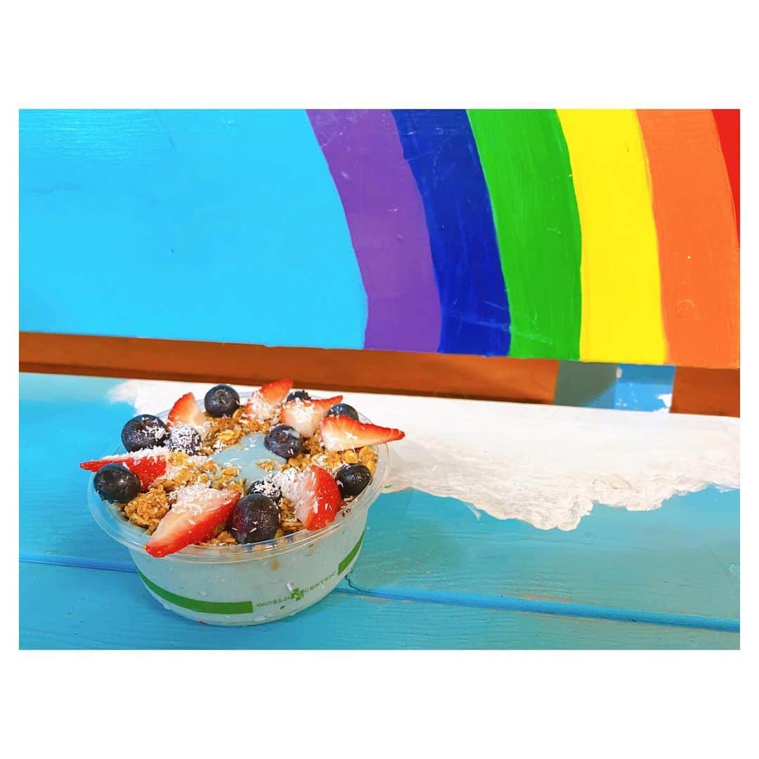 荒川れん子のインスタグラム：「have a break with blue spirulina🌈 空のベンチと同化したブルードリームボウル😆 青のスピルリナがココナッツ風味にアレンジされています。50種類以上の栄養素が含まれるというスピルリナ。罪悪感なしのおやつ感覚で食べてしまう😆 自分でも忘れそうになるけど、私、一応トップスーパーフードマイスターです😅 そろそろ活動しなくては💦 . . #詳しくはブログで #後日改めて #😅 . #hawaii #oahu #organic #blue #spirulina #luckywelivehawaii #hawaiilife #blog #trip #superfoods #lifeisajourney #foodporn #healthyfood #hawaiistagram #instahawaii #ハワイ #ハワイ生活 #ハワイ暮らし #オーガニック #旅 #ハワイ好き #ハワイ旅行 #スピルリナ #朝食 #ランチ #おやつ #スーパーフード」