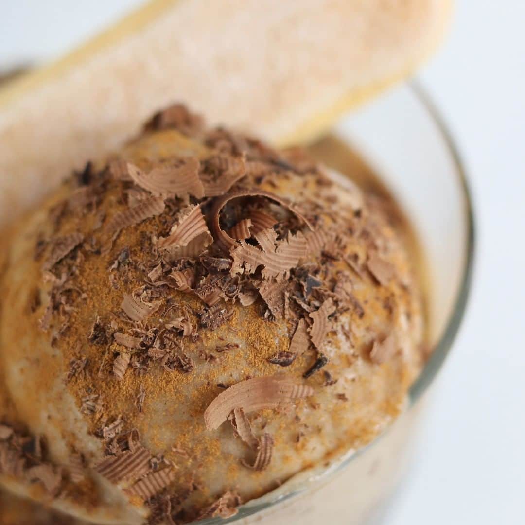 Yonanasさんのインスタグラム写真 - (YonanasInstagram)「Calling all Tiramisu fans! Turn the delicious Cinnamon Cocoa Yonanas soft-serve we posted yesterday into a decadent Tiramisu treat! ⁠ ⁠ Just scoop the Yonanas into a dish, add a lady finger cookie, then top with coffee liqueur and a sprinkle with cinnamon and chocolate shavings.  Click the link in our profile for this delicious recipe. ⁠ ⁠ __⁠ ⁠ #yonanas #tiramisu #nicecream #nanaicecream #bananaicecream #tiramisulover  #veganicecream #plantbased #vegantiramisu #tiramisuicecream #vegantreats #vegandessert #veganeats #dairyfree #eatmorefruit #bananas #healthyalternative  #healthyalternatives #italiandessert #tastyandhealthy」12月15日 7時00分 - yonanas