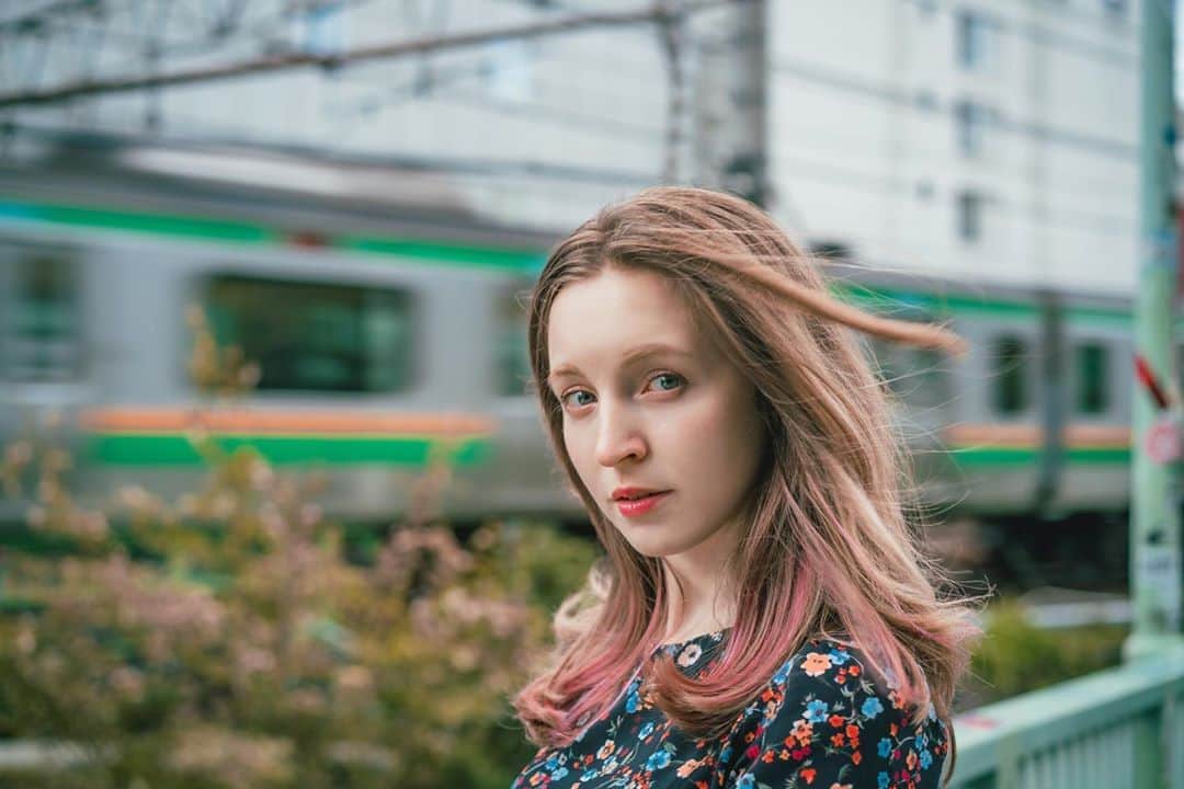 のインスタグラム：「電車がとても早くて、電車をカメラでうまく捕まるまでに @__rim.2 と10回以上撮り直した😂 この写真のスピード感が好き ************* #東京 #shibuya #tokyo #city #megapolis #lights #sunset #sonya7ii #model #shooting #portrait #渋谷 #都会 #東京 #ライト #モデル #ソニーカメラ #ロシア人 #ポートレート撮影 #撮影 #russian #colorful #tokyotokyo #20cheersfortokyo」