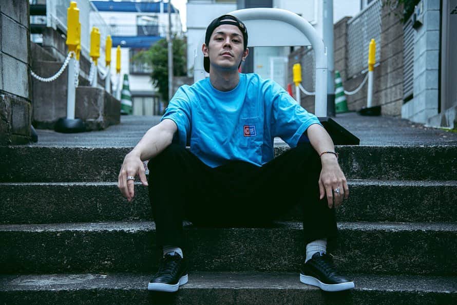 RUN THE FLOORのインスタグラム：「" RUN THE FLOOR X RALPH SAMPSON "  数量限定にて誕生👟🔥 バスケットボール界のレジェンド、ラルフ・サンプソンのシグネチャーモデル「RALPH SAMPSON(ラルフ サンプソン)」と、新たなカルチャーを牽引するRUN THE FLOOR®の独創的な発想が融合したデザインによる「ラルフサンプソンロウ RTF」本日発売🔥RUN THE FLOOR®を象徴するバスケットボールのデザインからPUMAがインスピレーションを受け、スタイリッシュなブラックを基調に、アッパー全体にはパイソン調の素材、ヒール部分にはワンポイントで玉虫色の素材を使用することで、スポーツシーンで一際目を引くラグジュアリーな雰囲気を演出します。サイドにはゴールドのラルフ・サンプソンのサインプリントが施され、バスケットボールを愛するファンにはたまらない一足となっている。  商品名:ラルフ サンプソン ロウ RTF 価格: 12,000円+税 2019年12月14日(土)より、 RUN THE FLOOR® OFFICIAL ONLINE SHOP、 プーマストア、プーマオンラインストア、一部取扱店舗で販売。  #RunTheFloor #RTF  #RALPHSAMPSON #RALPHSAMPSON_RTF  #PUMA #PUMA_RTF」