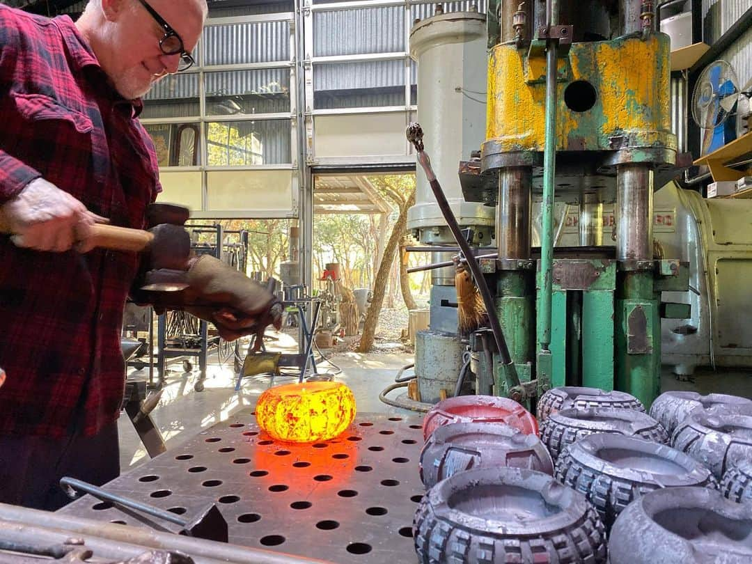 ウエストコーストチョッパーズさんのインスタグラム写真 - (ウエストコーストチョッパーズInstagram)「Spending a peaceful day in the shop obliterating some stainless steel with my 350 Ton forging press. Finishing up a big batch of Forged Cigar Ashtrays. If you would like one I made a couple extra. Link in Bio —> (📸 @stanridgefab )」12月15日 7時16分 - popeofwelding