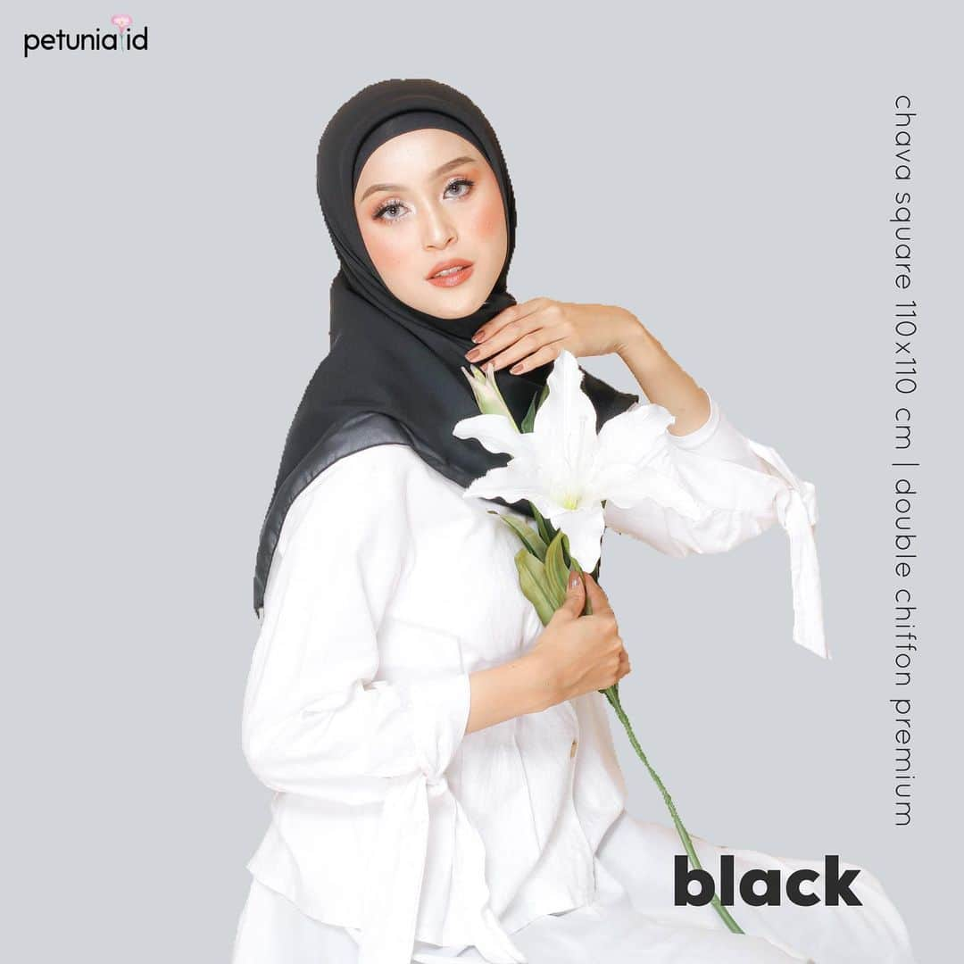 北条麻妃のインスタグラム：「CHAVA SQUARE KODE : BLACK  _  Detail : hijab ini adalah hijab segiempat yang punya karakteristik bahan yang super adem, nyaman, tegak didahi & mudah diatur, spesialnya untuk hijab yang CHAVA SQUARE ini menggunakan finishing jahit tepi yang rapih banget dengan kualitas terbaik & insyaAllah rapih banget yang bikin tampilan dari hijab ini terlihat lebih exclusive 🥰 Material : double hycon premium  Size : 110x110 Price : 35rb/pcs -  AVAILABLE 15 COLORS 😍 1 kg = 12pcs ______ CONTOH FORMAT ORDER: NAMA : ALAMAT : NO HP : KODE ORDER : SILAHKAN KIRIM FORMAT ORDERNYA LANGSUNG VIA WA YANG TERCANTUM DI INSTAGRAM KAMI 🌹」