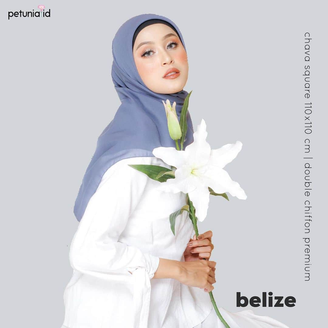 北条麻妃のインスタグラム：「CHAVA SQUARE KODE : BELIZE  _  Detail : hijab ini adalah hijab segiempat yang punya karakteristik bahan yang super adem, nyaman, tegak didahi & mudah diatur, spesialnya untuk hijab yang CHAVA SQUARE ini menggunakan finishing jahit tepi yang rapih banget dengan kualitas terbaik & insyaAllah rapih banget yang bikin tampilan dari hijab ini terlihat lebih exclusive 🥰 Material : double hycon premium  Size : 110x110 Price : 35rb/pcs -  AVAILABLE 15 COLORS 😍 1 kg = 12pcs ______ CONTOH FORMAT ORDER: NAMA : ALAMAT : NO HP : KODE ORDER : SILAHKAN KIRIM FORMAT ORDERNYA LANGSUNG VIA WA YANG TERCANTUM DI INSTAGRAM KAMI 🌹」