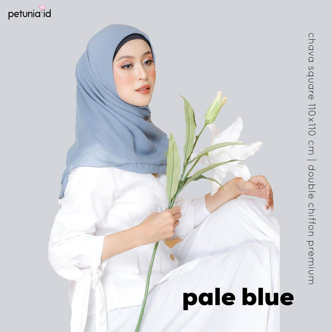 北条麻妃さんのインスタグラム写真 - (北条麻妃Instagram)「CHAVA SQUARE KODE : PALE BLUE  _  Detail : hijab ini adalah hijab segiempat yang punya karakteristik bahan yang super adem, nyaman, tegak didahi & mudah diatur, spesialnya untuk hijab yang CHAVA SQUARE ini menggunakan finishing jahit tepi yang rapih banget dengan kualitas terbaik & insyaAllah rapih banget yang bikin tampilan dari hijab ini terlihat lebih exclusive 🥰 Material : double hycon premium  Size : 110x110 Price : 35rb/pcs -  AVAILABLE 15 COLORS 😍 1 kg = 12pcs ______ CONTOH FORMAT ORDER: NAMA : ALAMAT : NO HP : KODE ORDER : SILAHKAN KIRIM FORMAT ORDERNYA LANGSUNG VIA WA YANG TERCANTUM DI INSTAGRAM KAMI 🌹」12月15日 7時19分 - petunia.id_x