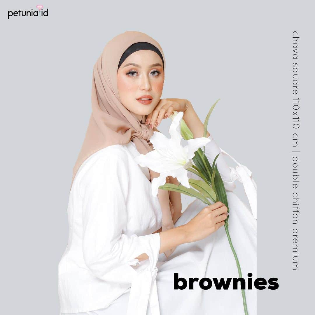 北条麻妃のインスタグラム：「CHAVA SQUARE KODE : BROWNIES  _  Detail : hijab ini adalah hijab segiempat yang punya karakteristik bahan yang super adem, nyaman, tegak didahi & mudah diatur, spesialnya untuk hijab yang CHAVA SQUARE ini menggunakan finishing jahit tepi yang rapih banget dengan kualitas terbaik & insyaAllah rapih banget yang bikin tampilan dari hijab ini terlihat lebih exclusive 🥰 Material : double hycon premium  Size : 110x110 Price : 35rb/pcs -  AVAILABLE 15 COLORS 😍 1 kg = 12pcs ______ CONTOH FORMAT ORDER: NAMA : ALAMAT : NO HP : KODE ORDER : SILAHKAN KIRIM FORMAT ORDERNYA LANGSUNG VIA WA YANG TERCANTUM DI INSTAGRAM KAMI 🌹」