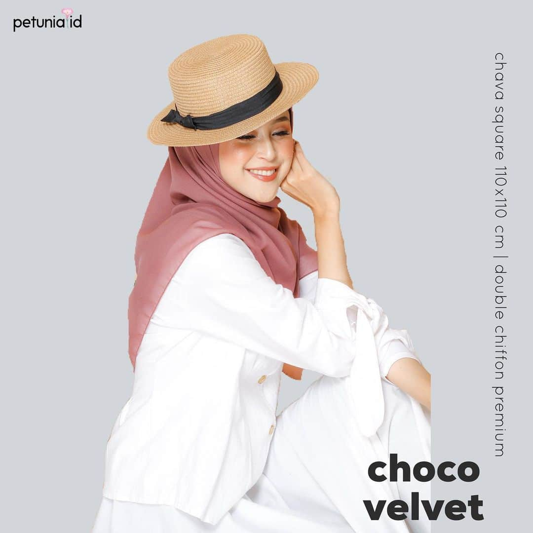 北条麻妃のインスタグラム：「CHAVA SQUARE KODE : CHOCO VELVET  _  Detail : hijab ini adalah hijab segiempat yang punya karakteristik bahan yang super adem, nyaman, tegak didahi & mudah diatur, spesialnya untuk hijab yang CHAVA SQUARE ini menggunakan finishing jahit tepi yang rapih banget dengan kualitas terbaik & insyaAllah rapih banget yang bikin tampilan dari hijab ini terlihat lebih exclusive 🥰 Material : double hycon premium  Size : 110x110 Price : 35rb/pcs -  AVAILABLE 15 COLORS 😍 1 kg = 12pcs ______ CONTOH FORMAT ORDER: NAMA : ALAMAT : NO HP : KODE ORDER : SILAHKAN KIRIM FORMAT ORDERNYA LANGSUNG VIA WA YANG TERCANTUM DI INSTAGRAM KAMI 🌹」