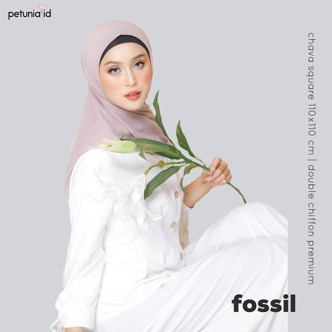 北条麻妃のインスタグラム：「CHAVA SQUARE KODE : FOSSIL  _  Detail : hijab ini adalah hijab segiempat yang punya karakteristik bahan yang super adem, nyaman, tegak didahi & mudah diatur, spesialnya untuk hijab yang CHAVA SQUARE ini menggunakan finishing jahit tepi yang rapih banget dengan kualitas terbaik & insyaAllah rapih banget yang bikin tampilan dari hijab ini terlihat lebih exclusive 🥰 Material : double hycon premium  Size : 110x110 Price : 35rb/pcs -  AVAILABLE 15 COLORS 😍 1 kg = 12pcs ______ CONTOH FORMAT ORDER: NAMA : ALAMAT : NO HP : KODE ORDER : SILAHKAN KIRIM FORMAT ORDERNYA LANGSUNG VIA WA YANG TERCANTUM DI INSTAGRAM KAMI 🌹」