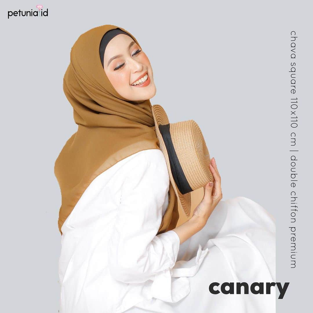 北条麻妃のインスタグラム：「CHAVA SQUARE KODE : CANARY  _  Detail : hijab ini adalah hijab segiempat yang punya karakteristik bahan yang super adem, nyaman, tegak didahi & mudah diatur, spesialnya untuk hijab yang CHAVA SQUARE ini menggunakan finishing jahit tepi yang rapih banget dengan kualitas terbaik & insyaAllah rapih banget yang bikin tampilan dari hijab ini terlihat lebih exclusive 🥰 Material : double hycon premium  Size : 110x110 Price : 35rb/pcs -  AVAILABLE 15 COLORS 😍 1 kg = 12pcs ______ CONTOH FORMAT ORDER: NAMA : ALAMAT : NO HP : KODE ORDER : SILAHKAN KIRIM FORMAT ORDERNYA LANGSUNG VIA WA YANG TERCANTUM DI INSTAGRAM KAMI 🌹」