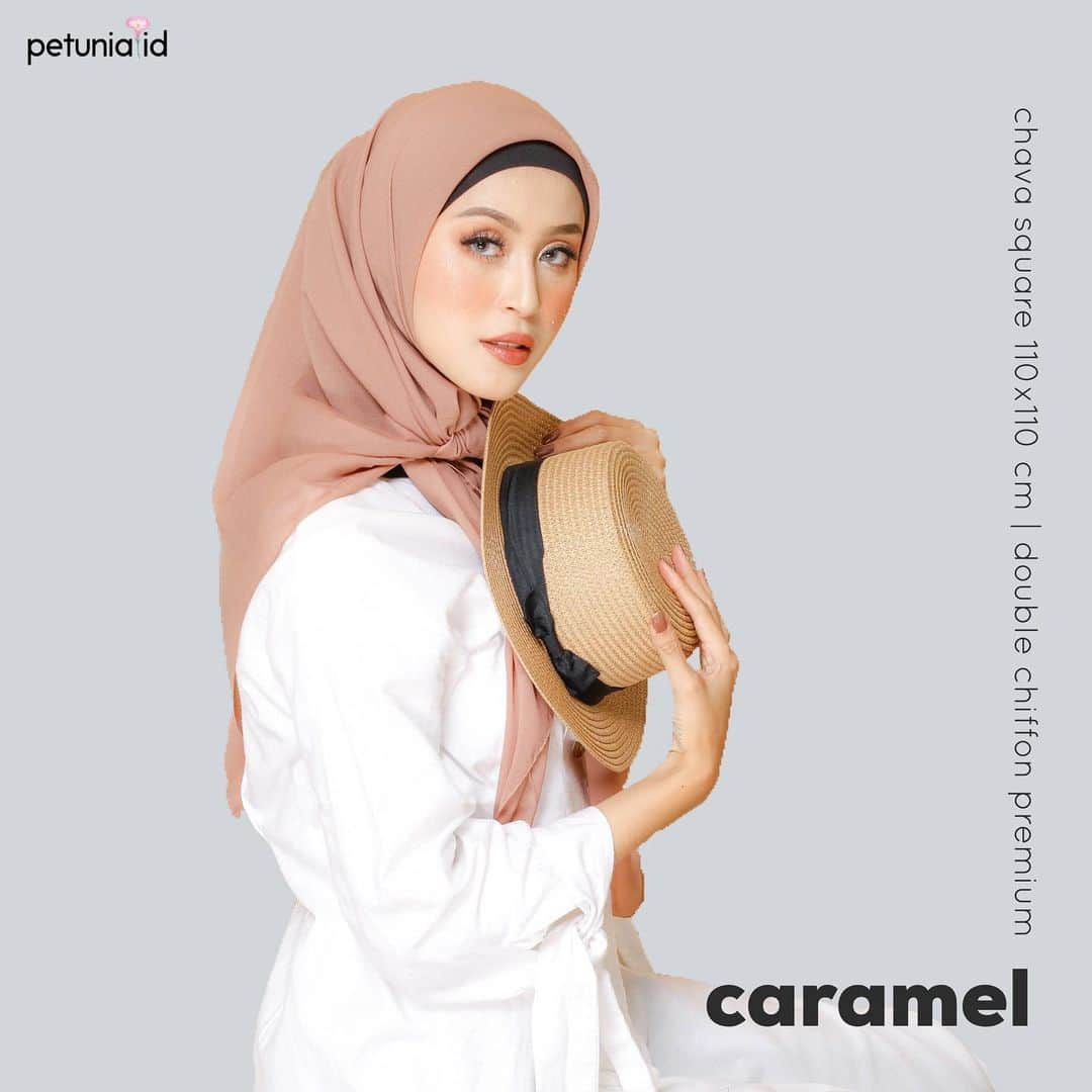 北条麻妃のインスタグラム：「CHAVA SQUARE KODE : CARAMEL  _  Detail : hijab ini adalah hijab segiempat yang punya karakteristik bahan yang super adem, nyaman, tegak didahi & mudah diatur, spesialnya untuk hijab yang CHAVA SQUARE ini menggunakan finishing jahit tepi yang rapih banget dengan kualitas terbaik & insyaAllah rapih banget yang bikin tampilan dari hijab ini terlihat lebih exclusive 🥰 Material : double hycon premium  Size : 110x110 Price : 35rb/pcs -  AVAILABLE 15 COLORS 😍 1 kg = 12pcs ______ CONTOH FORMAT ORDER: NAMA : ALAMAT : NO HP : KODE ORDER : SILAHKAN KIRIM FORMAT ORDERNYA LANGSUNG VIA WA YANG TERCANTUM DI INSTAGRAM KAMI 🌹」