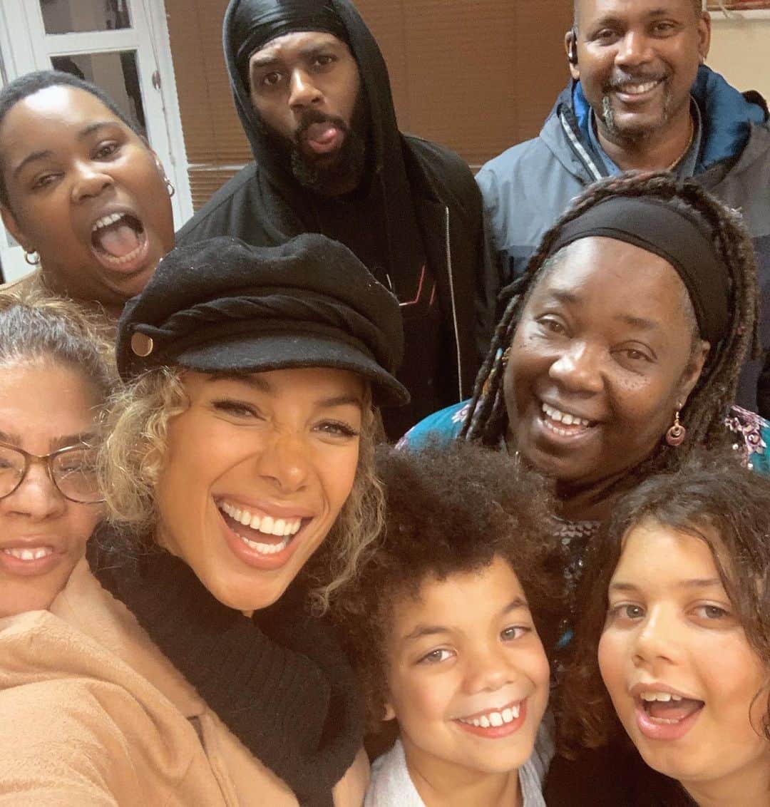 レオナ・ルイスのインスタグラム：「Rare family selfie! 🌸」