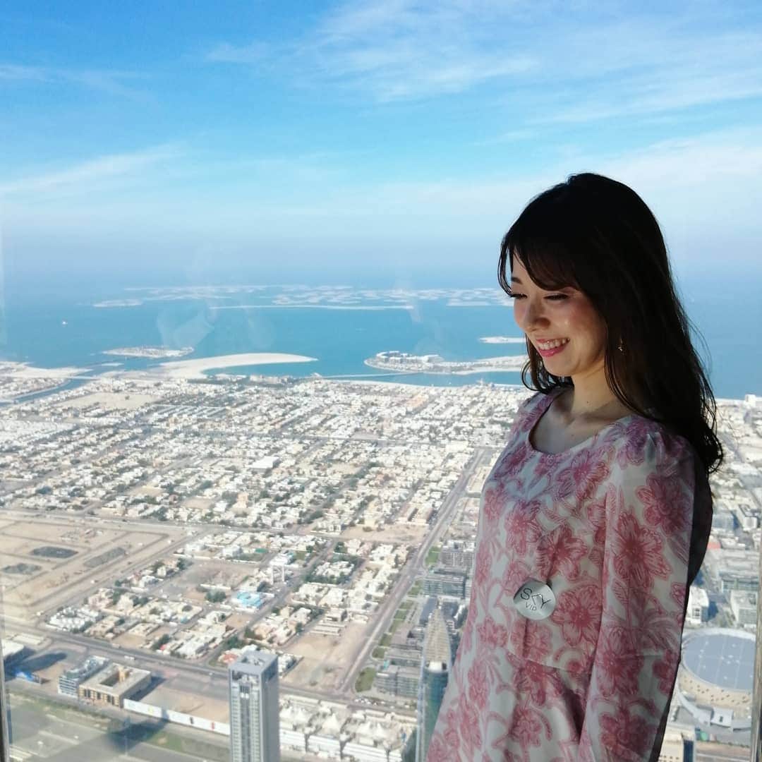 杉山由紀子のインスタグラム：「ブルジュハリファ♥148階 * * ✨SKY VIP✨ということで ここでteaとかおしゃんすぎる♥ * * * * #ドバイ #ドバイLAS #DUBAI #招待 #旅行 #awjapan #パッショニスタ #passionista #ブルジュハリファ #tea #skyvip #148階 #828m」