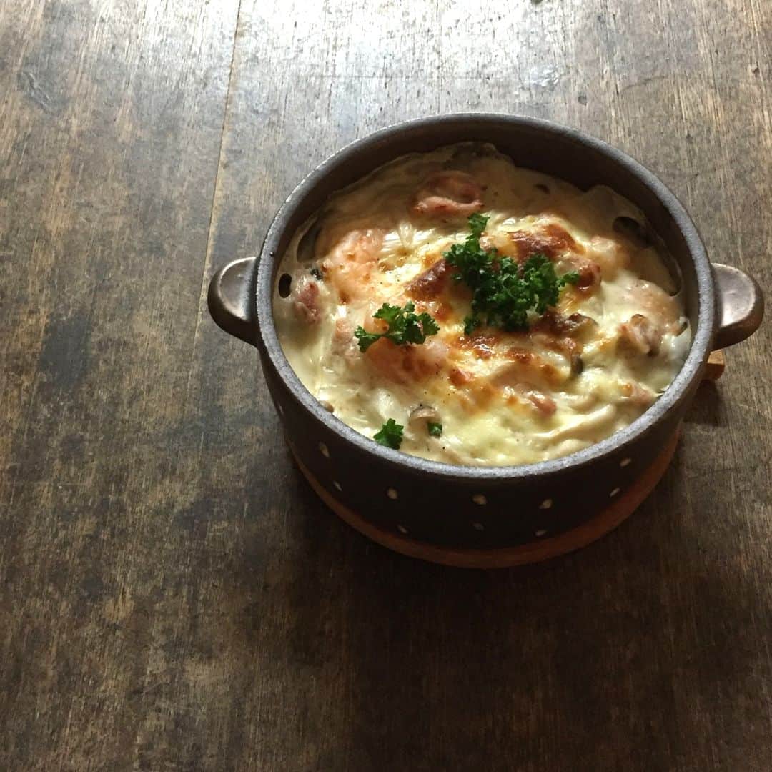 Komerco-コメルコ-さんのインスタグラム写真 - (Komerco-コメルコ-Instagram)「【新着作品🎉】. hana さん @hanasan616 のグラタン皿が新しく出品されました！ あつあつのグラタンをそのまま食卓へサーブできる耐熱のうつわです。ドット柄とかわいらしい小さめの持ちてがアクセントに😊 温かいものが恋しくなる季節はほっこりとするうつわを食卓に迎えてみませんか？ . ------------------------------- hana／グラタン皿(ドット) . ▷こちらの作品はKomercoアプリでクリエイターから直接ご購入いただけます。 アプリ内「さがす」で「hana」と検索してください🔎 . ▷iOS版Appダウンロードはプロフィールリンクから📲 @komerco_official ------------------------------- . #komerco #cookpad #komercoごはん #コメルコ #料理をもっと楽しく #いつものいただきますを楽しく #おうちごはん#おうちごはんlover #instafood #foodpic #cookinglove #手しごと #Komercoクラフト #クラフト #手作り #一点物 #富山 #うつわ好き #うつわ好きな人と繋がりたい #グラタン #グラタン皿 #耐熱陶器 #耐熱皿 #オーブン料理 #グリル料理」12月15日 7時39分 - komerco_official