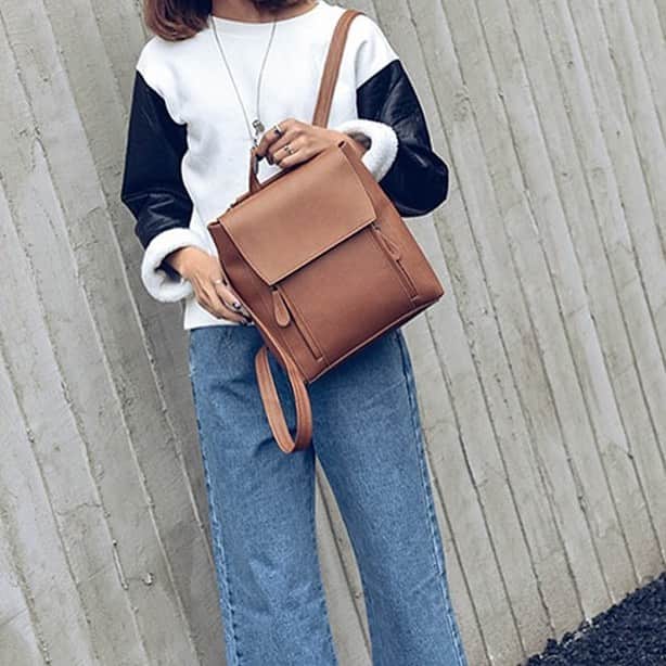 maison de LATIRのインスタグラム：「薄型ですが、見た目以上の収納力もポイント。 中にポケットが3つあるので使いやすく、ショルダーバッグから一瞬でリュックサックに変身もできる2wayバッグ。 カジュアルさもあり、女性らしくもあるデザインです。 使い勝手抜群のレディースリュックサックは通学に、お出かけに、ママさんバッグとしても、年齢問わずに使えて、ワントーンカラーのシンプルさだからこそ大人っぽくて、きちんとスタイルにもOK。 . お求めはコチラから▼▼ @maison_de_latir #maison_de_latir #https://shop-list.com/women/brand/maison-de-latir/」