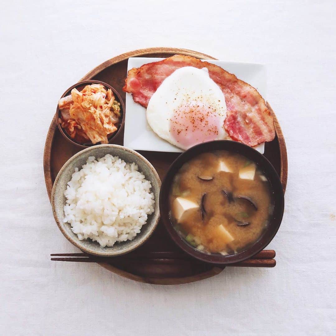 のインスタグラム：「Today's breakfast . 今朝はベーコンエッグ、 しじみ味噌汁、キムチ。 . . #朝ごはん #ベーコンエッグ #しじみ味噌汁 #breakfast #🍳」
