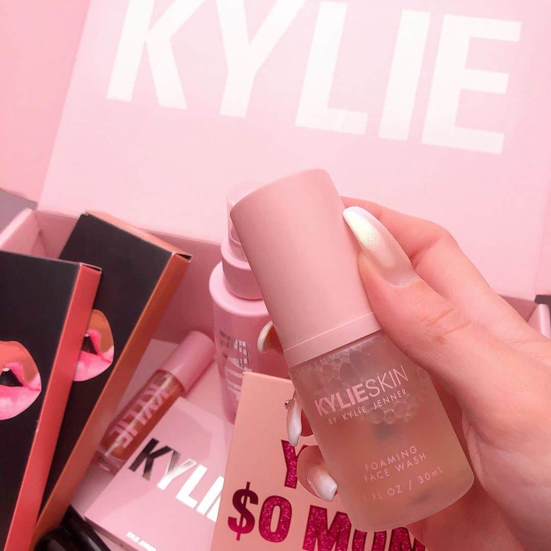 Kylie Cosmeticsさんのインスタグラム写真 - (Kylie CosmeticsInstagram)「Get a FREE @kylieskin Mini Face Wash with every single purchase made on KylieCosmetics.com! 😍 Hurry, don't miss Day 12 of 12 Days of Christmas!!! Ends tomorrow 7:59am pst.」12月15日 8時17分 - kyliecosmetics