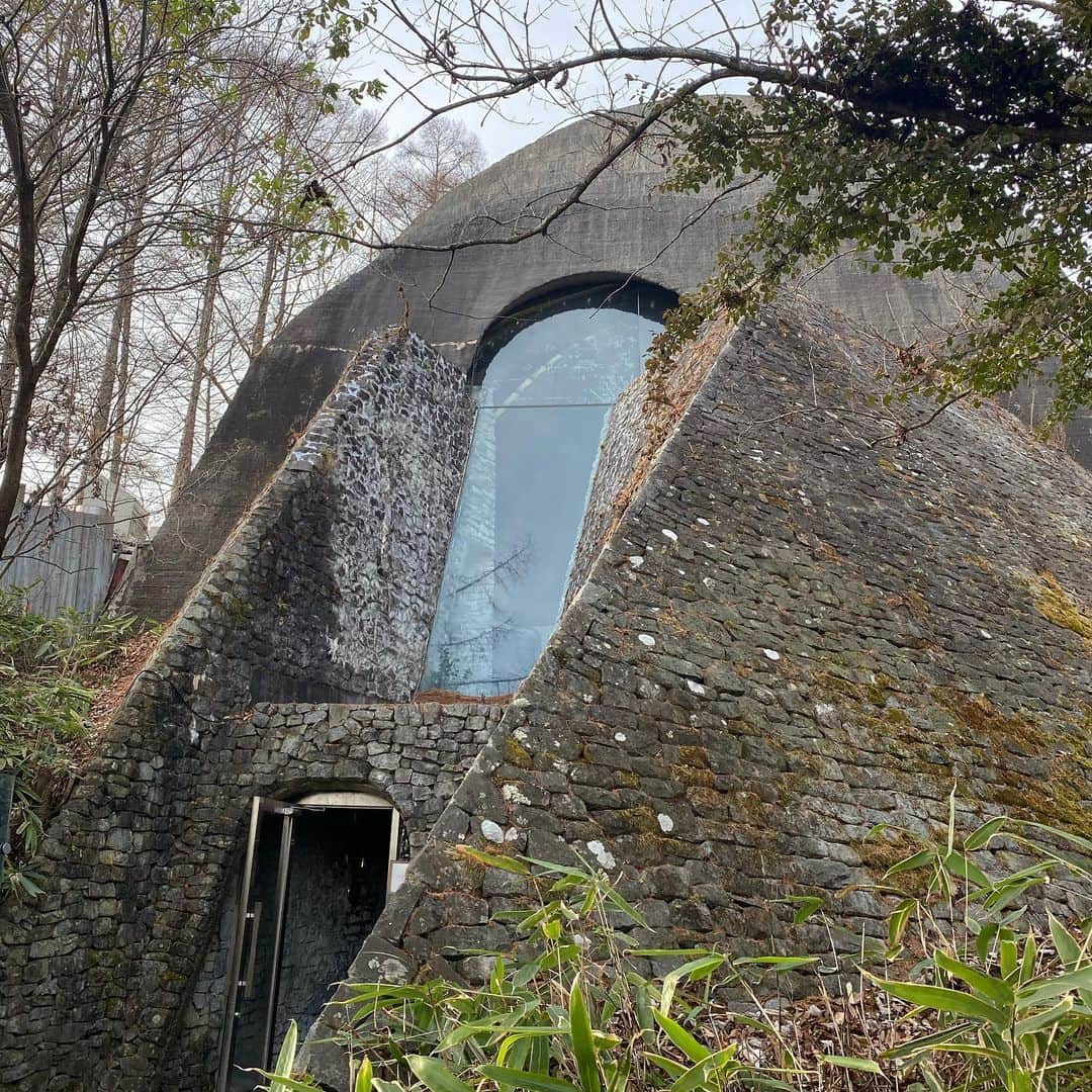 長谷川朋美さんのインスタグラム写真 - (長谷川朋美Instagram)「初めて#石の教会 に行ってきました✨ こちらは自然を活かした#オーガニック建築 で作られたとても神秘的な教会です。 ・ 教会の中は撮影禁止で写真はありませんが、入った瞬間にとてもエネルギーが高くいい気が流れているのがわかりました🥰 またゆっくりいきたいなー。 ・ 後半の写真は#軽井沢の定番 #ハルニレテラス ❤️ 川の音と鳥の鳴き声と…#マイナスイオン たっぷりで本当に癒される☺️ ・ #クリスマスデコレーション がとっても可愛かったですよ🎄 ・ #軽井沢 #karuizawa #内村鑑三記念堂 #無教会思想 #軽井沢高原 #イルソーニョ #nature #winter #art」12月15日 8時18分 - hasegawa.elena.tomomi