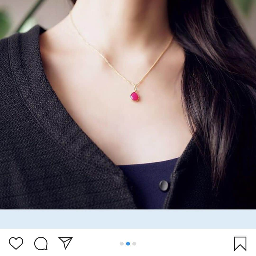 タピエスタイルさんのインスタグラム写真 - (タピエスタイルInstagram)「タピエスタイル東京丸の内店です。 日頃は丸の内らしく、 ゆったりした館内ですが プレゼント探しと Xmasイルミネーションを楽しむ 人びとで 華やかになっております。  丸の内店では仙台のアトリエから届けられる 「lipattijewelry」のアクセサリーが沢山充実しております。 ・・・ 装いに、きらめきは足りていますか？ 石の中から零れるようなきらめきの魅力をプラスしてください。 コーディネートに取り入れやすいイヤリングとピアス、ネックレスのご用意がございます。 ピアス金具は14kgfが標準仕様になっていますので お肌にも優しく、耐久性もございます。 ストックもございますので スタッフまでお気軽に お尋ねください。 どうぞ皆様のお越しをお待ちしております。 、  東京都千代田区丸の内2-4-1 丸の内ビルディング3F open:平日・土曜11:00～21:00　日曜・祝日11:00〜20:00 phone:03-6206-3043 東京メトロ丸の内線「東京」駅直結/JR「東京」駅丸の内南口より徒歩1分 、 、 #lipatti #lipattijewelry #リパッティ #simple #luxe #daily #シンプル #天然石 #宝石 #gem #gemstone #handmade #ハンドメイド #sendai #仙台  #creemaジュエリー #creema新作 #ジュエリー #jewelry  #ハンドメイドジュエリー #pierce #ピアス #イヤリング #citrine #シトリン#タピエスタイル東京丸の内店  #丸の内ビルディング」12月15日 8時20分 - tapiestyle