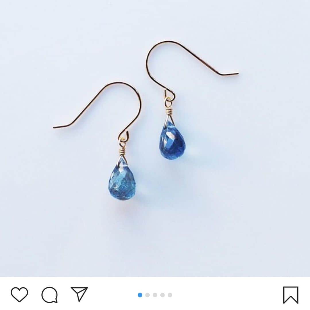 タピエスタイルさんのインスタグラム写真 - (タピエスタイルInstagram)「タピエスタイル東京丸の内店です。 日頃は丸の内らしく、 ゆったりした館内ですが プレゼント探しと Xmasイルミネーションを楽しむ 人びとで 華やかになっております。  丸の内店では仙台のアトリエから届けられる 「lipattijewelry」のアクセサリーが沢山充実しております。 ・・・ 装いに、きらめきは足りていますか？ 石の中から零れるようなきらめきの魅力をプラスしてください。 コーディネートに取り入れやすいイヤリングとピアス、ネックレスのご用意がございます。 ピアス金具は14kgfが標準仕様になっていますので お肌にも優しく、耐久性もございます。 ストックもございますので スタッフまでお気軽に お尋ねください。 どうぞ皆様のお越しをお待ちしております。 、  東京都千代田区丸の内2-4-1 丸の内ビルディング3F open:平日・土曜11:00～21:00　日曜・祝日11:00〜20:00 phone:03-6206-3043 東京メトロ丸の内線「東京」駅直結/JR「東京」駅丸の内南口より徒歩1分 、 、 #lipatti #lipattijewelry #リパッティ #simple #luxe #daily #シンプル #天然石 #宝石 #gem #gemstone #handmade #ハンドメイド #sendai #仙台  #creemaジュエリー #creema新作 #ジュエリー #jewelry  #ハンドメイドジュエリー #pierce #ピアス #イヤリング #citrine #シトリン#タピエスタイル東京丸の内店  #丸の内ビルディング」12月15日 8時20分 - tapiestyle