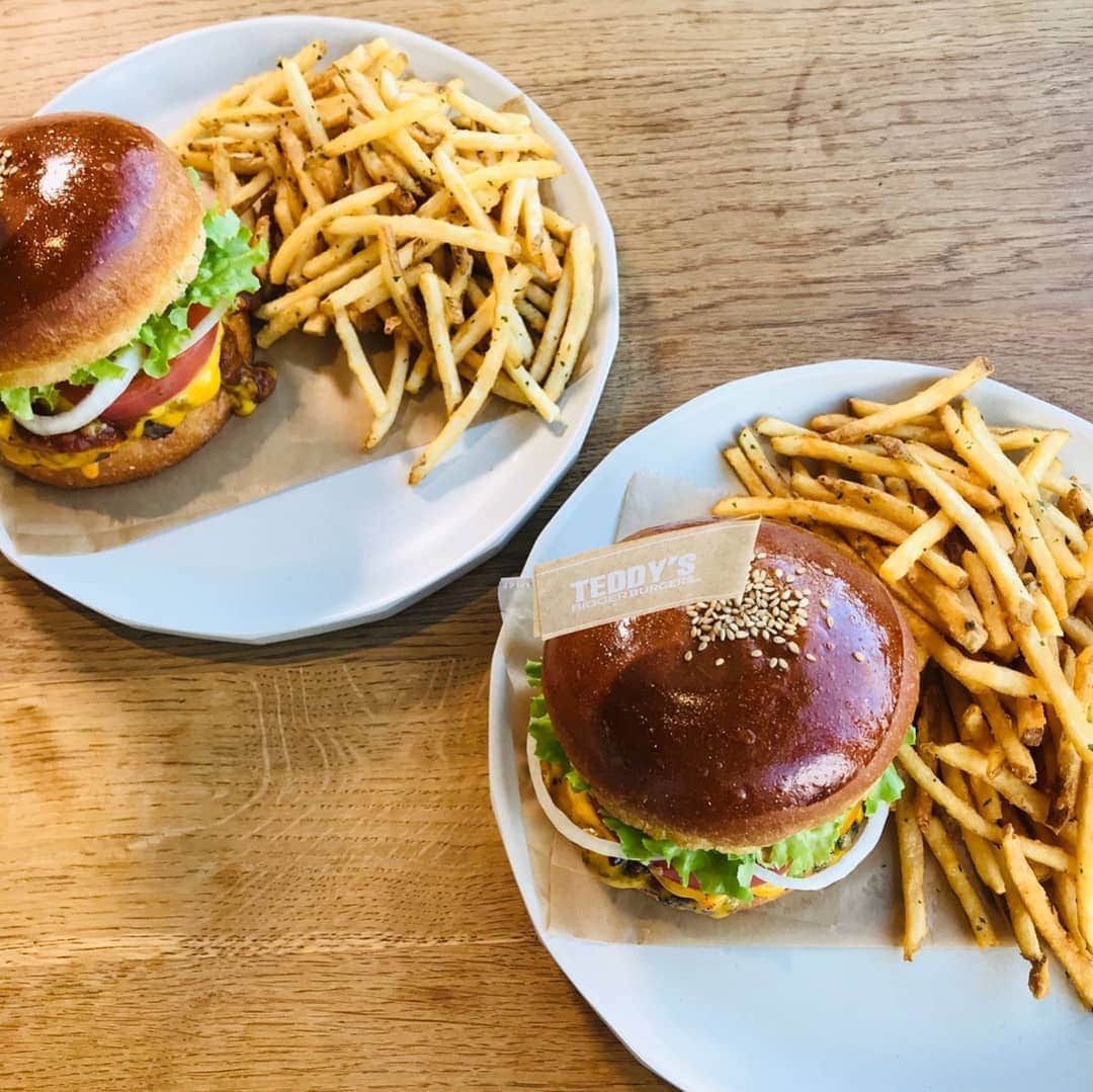 岩野理沙さんのインスタグラム写真 - (岩野理沙Instagram)「食事も楽しみました❤️❤️❤️ ボリューミーだし、美味しかったなぁ😋❤️ また食べたい✨🙋❤️ @stairs.of.the.sea  #burger #ステアーズオブザシー #teddysbiggerburgers #Hawaii #宮崎県 #日向市 #potato #ボリューミー #big #おなかすいた #oita  #ロケ」12月15日 8時21分 - risaiwano