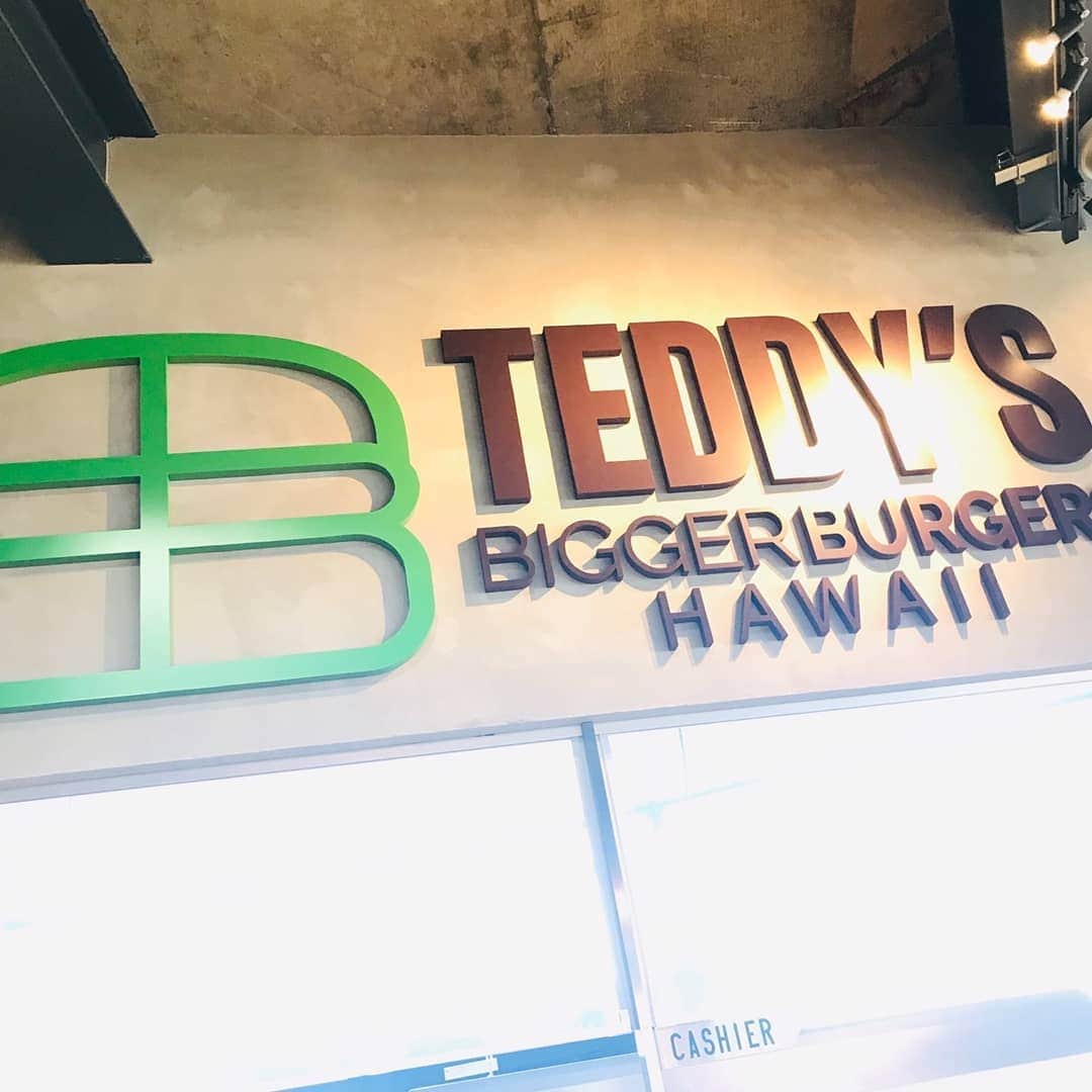 岩野理沙さんのインスタグラム写真 - (岩野理沙Instagram)「食事も楽しみました❤️❤️❤️ ボリューミーだし、美味しかったなぁ😋❤️ また食べたい✨🙋❤️ @stairs.of.the.sea  #burger #ステアーズオブザシー #teddysbiggerburgers #Hawaii #宮崎県 #日向市 #potato #ボリューミー #big #おなかすいた #oita  #ロケ」12月15日 8時21分 - risaiwano