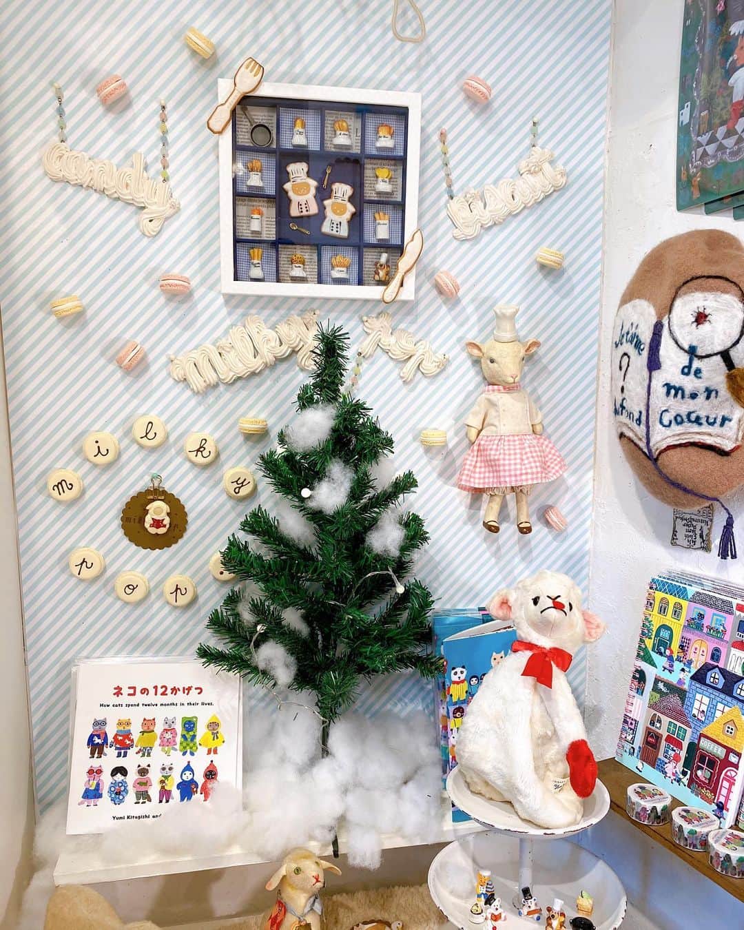 北岸由美さんのインスタグラム写真 - (北岸由美Instagram)「milky pop.展に、今年も参加させていただいています！ なかなかゆっくりご紹介できないままでしたが、会期はいよいよ本日最終日となりました。  今回はひつじと動物たちのクリスマスパーティーをイメージした原画のほか、めがふきやカードなどのグッズをならべていただきました。  いろんな作家さんが作ったたくさんのかわいいひつじたちに囲まれながら「ねこの12かげつ」も並んでおります♡  かわいいもの、おいしいもので溢れた幸せな空間。  三鷹駅から点滴堂さんまでの道は、夜でもかわいらしいイルミネーションがあって、歩いていて楽しくなります。  ぜひぜひ、足を運んでみてくださいね。  期間：2019.12.4（水） - 12.15（日） 時間：12:30～21:00 場所：BOOKS & GALLERY cafe 点滴堂」12月15日 8時24分 - yumikitagishi