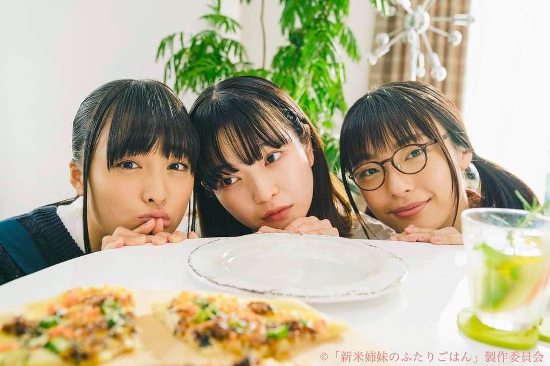 新米姉妹のふたりごはん【公式】さんのインスタグラム写真 - (新米姉妹のふたりごはん【公式】Instagram)「‪あやりと絵梨と篠田さん。‬﻿ ‪サチがいない( ´ •̥ ̫ •̥ ` )‬﻿ ﻿ ‪#新米姉妹のふたりごはん🍚‬﻿ ‪#山田杏奈👭#大友花恋‬﻿ ‪#田中芽衣‬﻿ ‪#芋生悠‬」12月15日 8時36分 - tx_shinmai