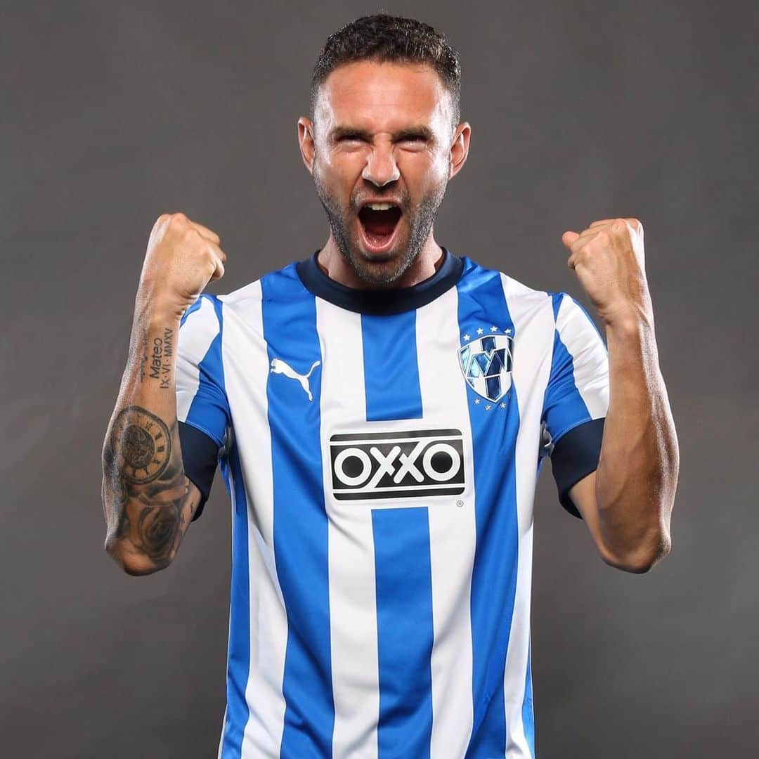 ミゲル・ラジュンのインスタグラム：「🔵⚪️ . #LosRayadosAnteElMundo」