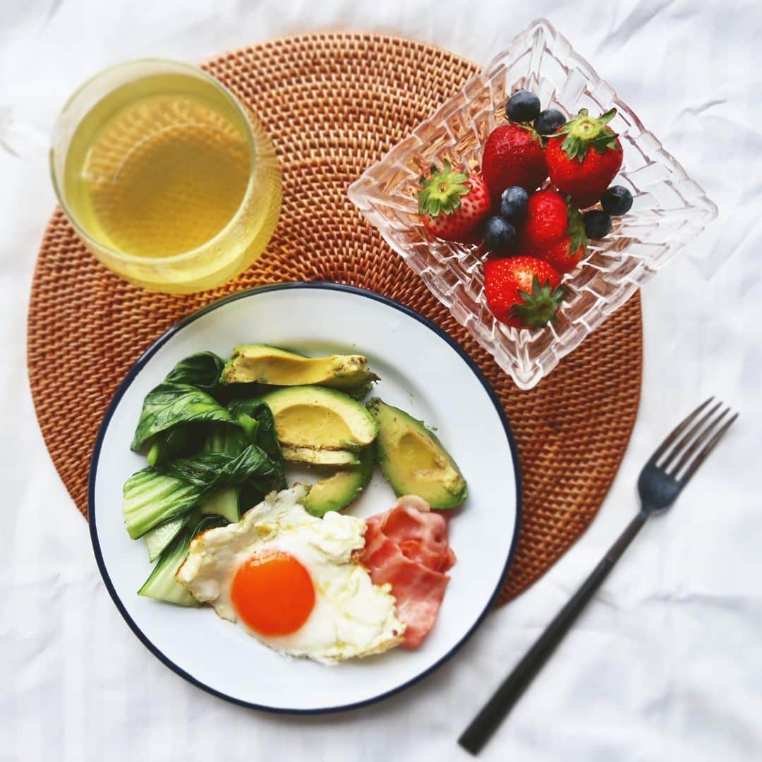 太田葉子さんのインスタグラム写真 - (太田葉子Instagram)「#Morning 😊🥑💛🍓☀️﻿ ﻿ ﻿ －朝ごはんメニュー☀️－﻿ ﻿ ・アボカド🥑﻿ ・ベーコン🥓﻿ ・目玉焼き🍳﻿ ・イチゴ🍓﻿ ・小松菜🥬﻿ ・緑茶🍵﻿ ﻿ ↑すごい。ぜんぶ絵文字あった🤭笑﻿ ﻿ #ダイエット ﻿ #朝ごはん ﻿ #美容メニュー ﻿ #morning  #breakfast  #マイナス35キロ﻿ #モデルごはん﻿ #太田葉子」12月15日 8時51分 - instayoko