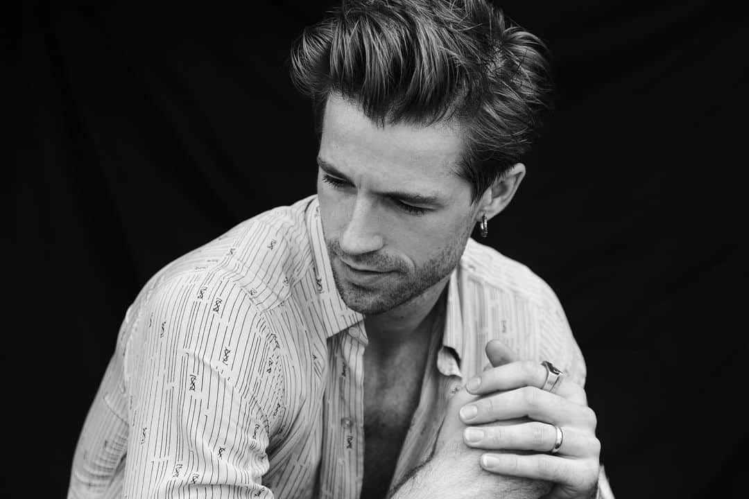 ジョサイア・ハーリーのインスタグラム：「I know how hectic things can get leading into the holidays— so take care of yourselves! #merrychristmas 📸@allanabani . . . . . #fashionphotography #mensfashion #malemodel #musicartists」