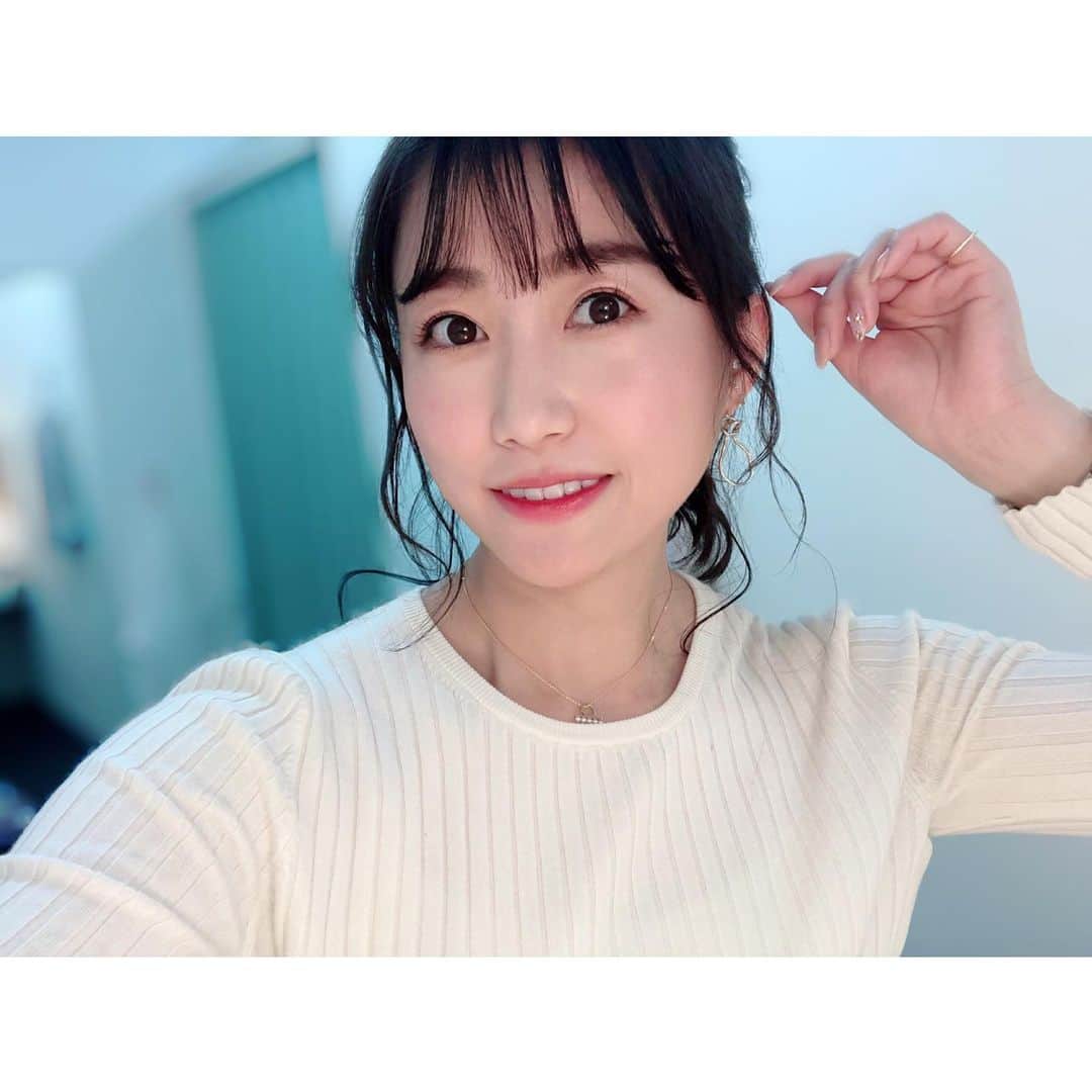 のインスタグラム：「今朝の中山競馬場すごく寒いです😵❄️ これからお越しの皆さま、ぜひあたたかくして来て下さいね。 今日は須田鷹雄さん(@sudatakaoshoten )と、 指定席ご利用の方向けのトークショーに出演させていただきます☺️🙌✨ 是非お越しください😘 ⁑ 写真は昨日のヘアメイク💄 おくれ毛のふわふわ具合が絶妙なまとめ髪にしてもらいました😊 ⁑ ⁑ #中山競馬場 #競馬#トークショー #メイク #ヘアアレンジ #まとめ髪 #まりなる #津田麻莉奈」