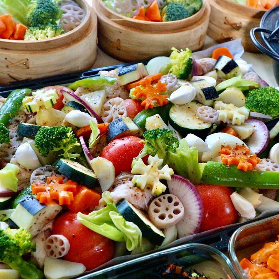 ｒｉｉさんのインスタグラム写真 - (ｒｉｉInstagram)「2019.12.15 . . ２日分のヘルシー作り置きでおはようございます . ほぼ野菜🥦２日分ですが大量の野菜を消費します 真ん中のドーンと存在感のあるメインは鶏もも肉と色んな野菜を鉄板に詰め込んで焼くだけの#ぎゅうぎゅう焼き オリーブオイル・塩コショウ・マキシマムでシンプルに味付けして焼くだけなのに コレが最高に美味しくて☺️ 今年のクリスマスにまた作ろうと思います🥕 . . その他（左上から） ☑︎ハヤシライス（豚しゃぶ肉使用） ☑︎温野菜 ☑︎トマトとモッツァレラチーズのカルパッチョ（オリゴ糖入り） ☑︎雑穀米と高野豆腐の粥（動画あり） ☑︎手作り厚揚げ（絹豆腐使用） ☑︎ひじきの煮物（アイラップ調理） ☑︎人参のマリネ（アイラップ調理） ☑︎卵焼き ☑︎卵スープ ☑︎おからナゲット（揚げない） ☑︎春雨とピーマンの中華炒め . . . 週に１度野菜の買い出しに出掛けるんですが カゴ２つ分パンパンに買います😅 （それでも足りない時はネットスーパーで補充してます） . . . 年末年始は食べまくる予定がたくさんなので 解禁日はもう少しだけ我慢☺️ 野菜中心の生活をしてると体調が凄く良いです . . . #糖質制限#糖質制限ダイエット#糖質オフ#糖質オフダイエット#糖質オフメニュー#ヘルシー#healthy#ダイエット#diet#ダイエットごはん#ヘルシーごはん#ヘルシー献立#食事制限#食事管理#作り置き#つくりおき#作りおきおかず#作り置きおかず#お弁当おかず#節約#節約料理#節約レシピ#常備菜#おうちごはん#おかず#おうちごはん#南部鉄器#ごはん鍋#楽天roomに載せてます#roomインフルエンサー」12月15日 9時07分 - yur_rii