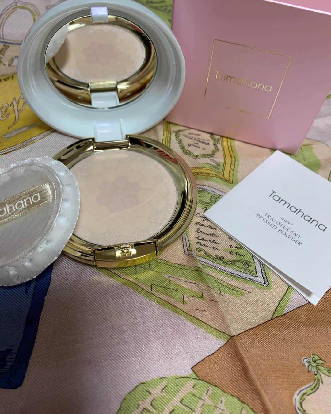 satomiさんのインスタグラム写真 - (satomiInstagram)「珠花SHINY TRANSLUCENT PRESSED POWDER（フェイス・ボディパウダー）の ご紹介だよ¨̮♡︎ * 肌の色を補正し、透明感のあるなめらかな肌に。ベースメイクの仕上げに使ったり ハイライトとしても使える優れもの♡♡ * * ぜひ使ってみたい人は↓応募してね＾＾ ______________________________ * * 「2019年冬！Tamahanaのコスメプレゼント﻿キャンペーン」を﻿12月1日〜12月31日で開催中🎁🎉 * ﻿ 条件は公式アカウント @tamahana_cosme をフォローして最新投稿にいいねorコメントするだけ😋﻿ ﻿* * おすすめコスメが無料でもらえるチャンス❣️﻿ このおトクな機会にフォロー&キャンペーン参加してみてね💛💛﻿ * *  #tamahana #珠花 #珠花コスメ #スキンケア #美容 #美容女子 #さとみの美容記録 #真珠 #コスメレポ #素肌 #ナチュラル肌 #美肌 #コスメブログ @tamahana_cosme」12月15日 9時08分 - saatoomii47